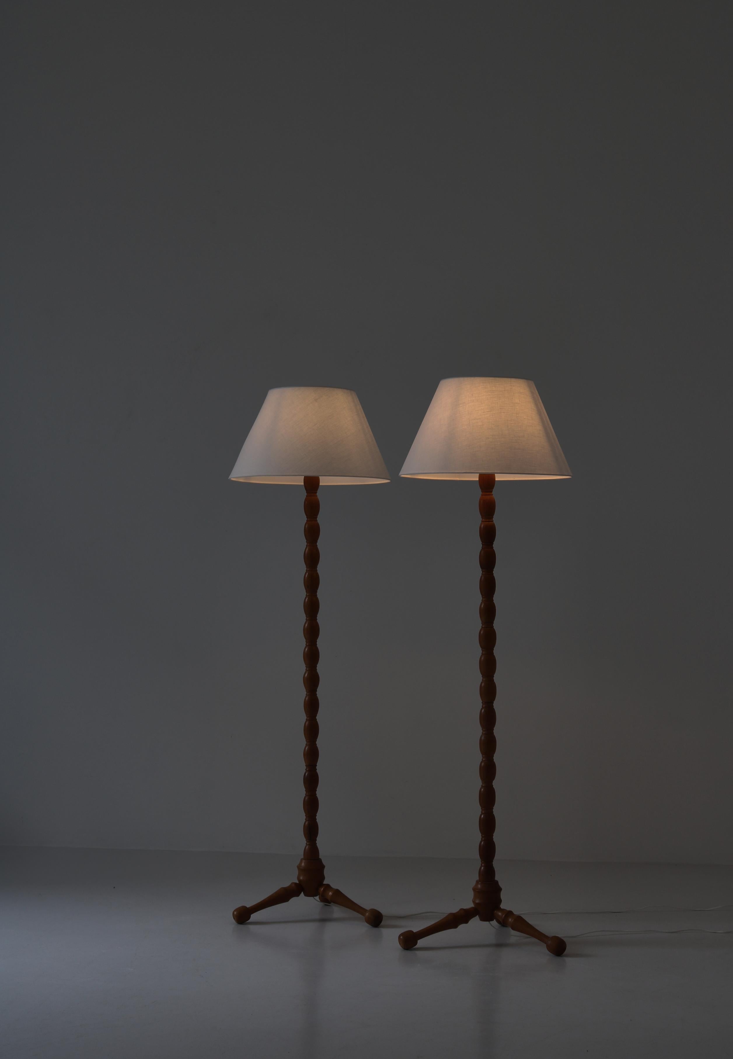 Scandinavian Cabinetmaker Floor Lamps in Turned Oakwood, 1950s For Sale 1