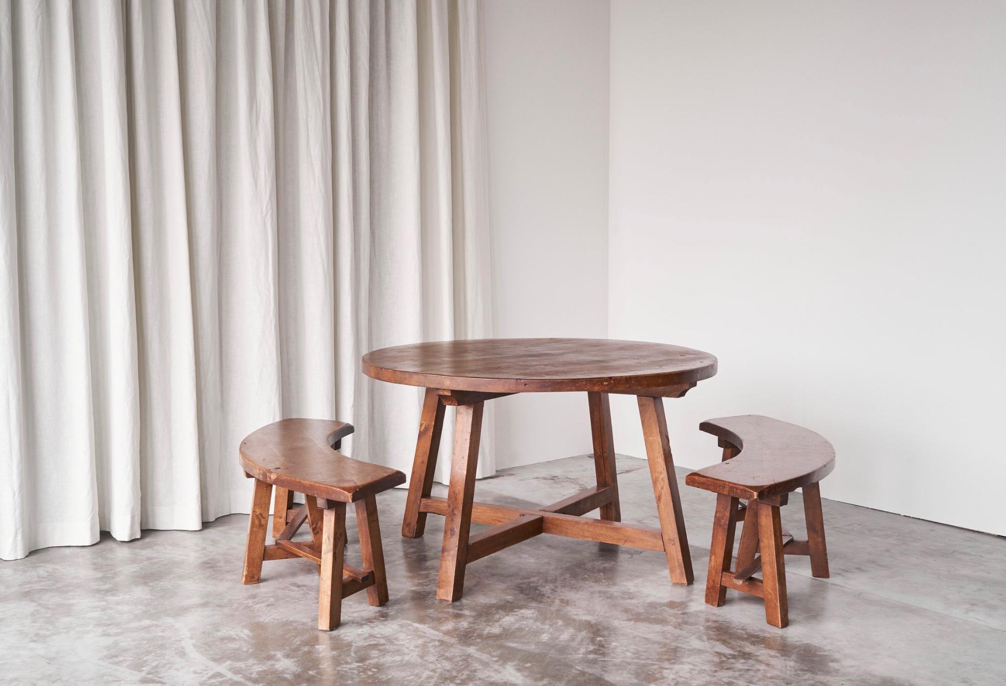 Merveilleux ensemble rustique de table et de bancs en pin massif d'ébénisterie scandinave, années 1940.

L'ensemble caractéristique de la ferme artisanale provient de Scandinavie, dans les années 1940. Il s'agit d'une table ronde et de deux bancs