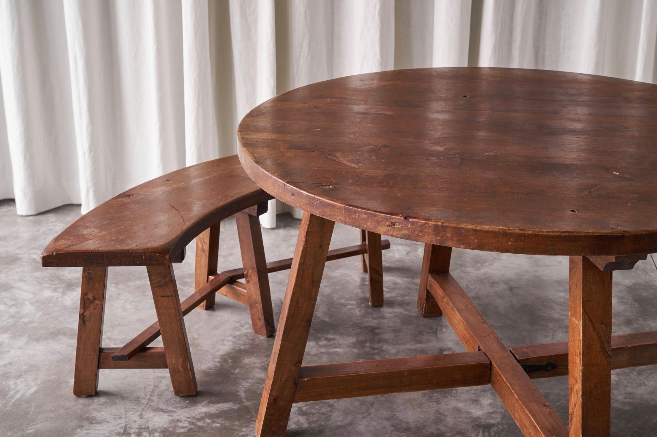 20ième siècle Ensemble rustique d'ébéniste scandinave et de bancs en pin massif des années 1940 en vente