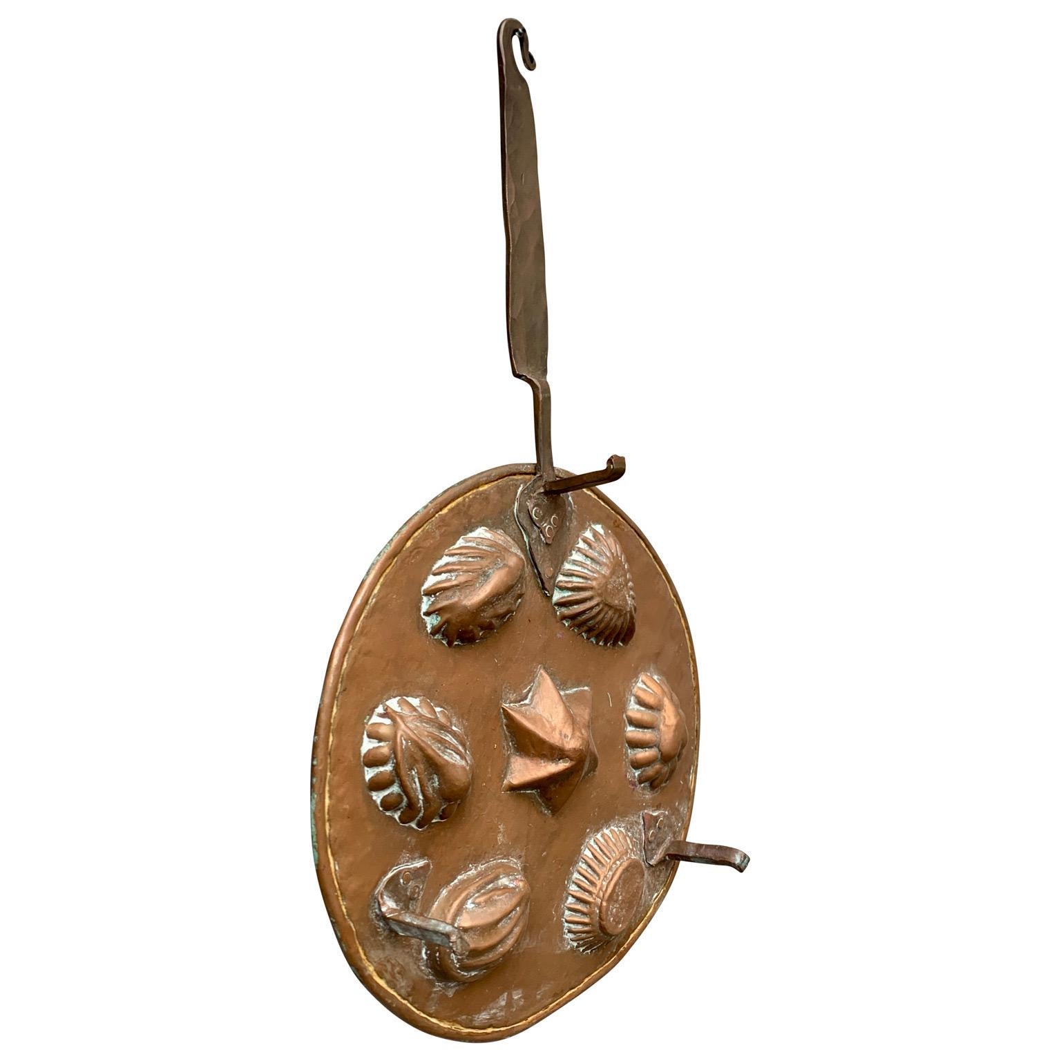 Uno stampo per torte in rame scandinavo dell'inizio del XIX secolo. Anche il manico e i piedi sono in rame. Se lo desideri, questa tortiera antica può essere facilmente lucidata per ottenere una superficie brillante. Ci piace mantenere la patina più