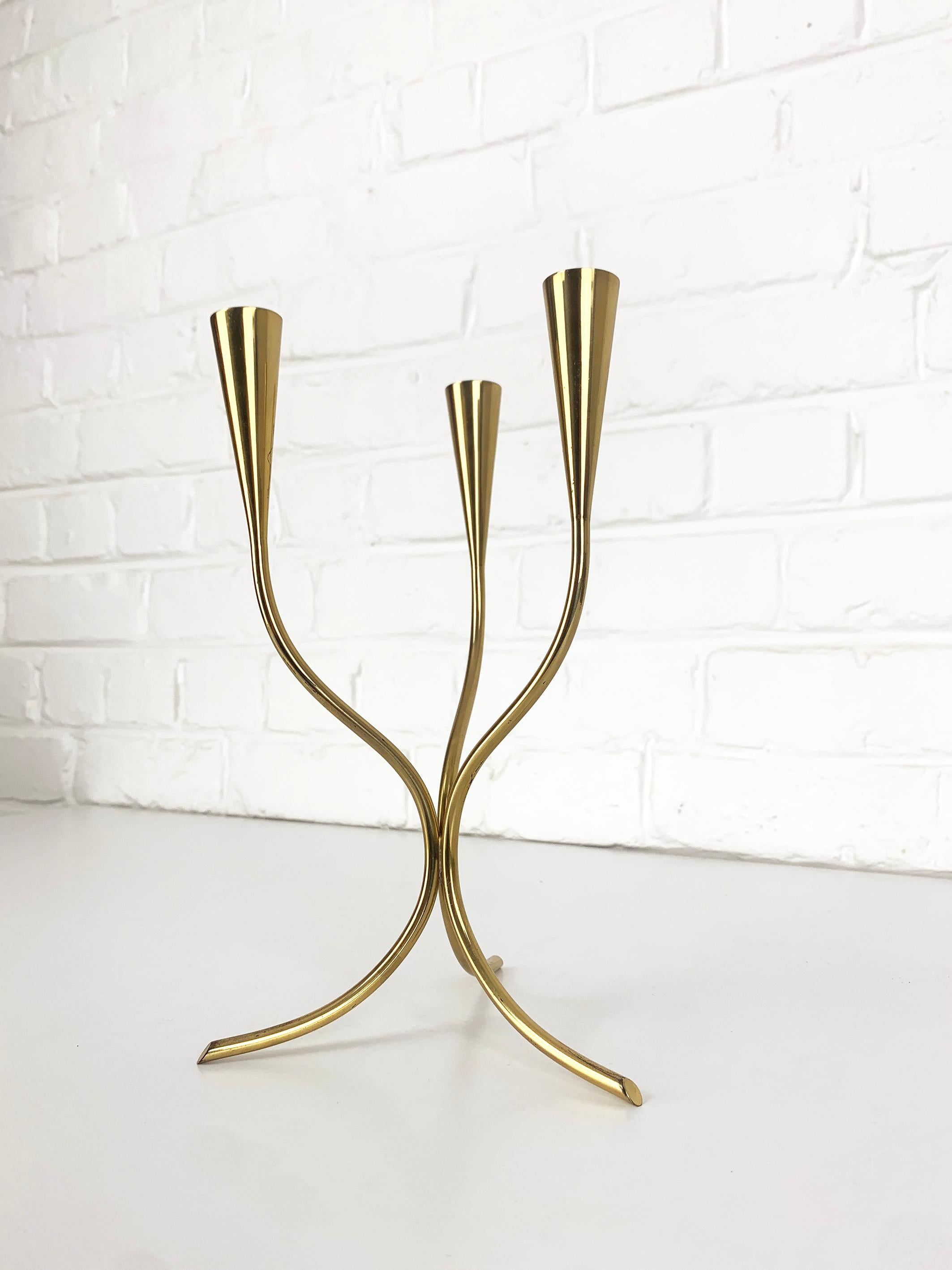 Candelabro modernista svedese di Gunnar Ander. Prodotto da Ystad-Metall, con sede nella città di Ystad in Svezia. 

Portacandele in ottone massiccio e lucido. Molto elegante e puro, dal design sottile. Un bello stato. 

Stampigliato 