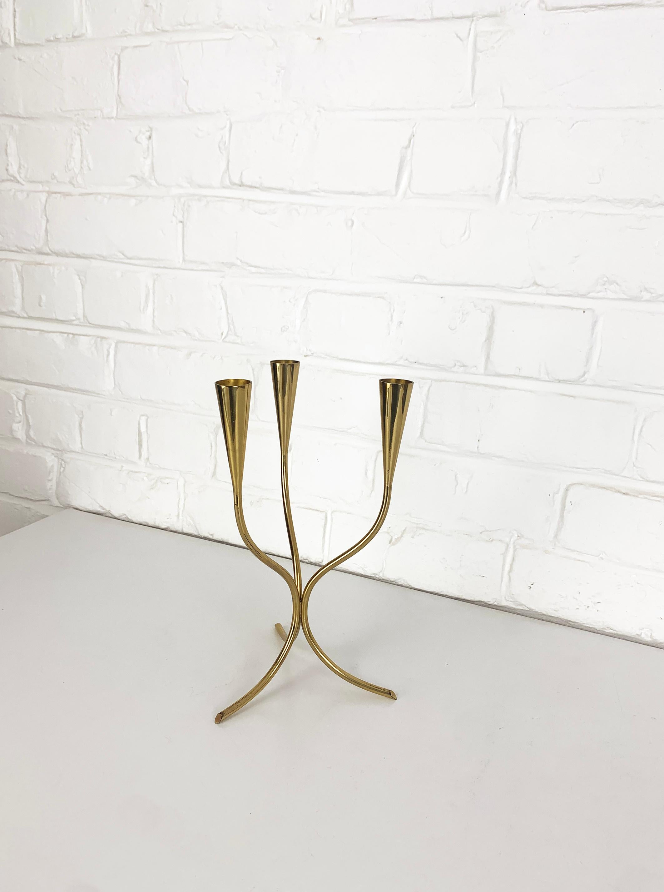 Svedese Candelabro scandinavo in ottone di Gunnar Ander per Ystad Metal, Svezia, anni '50 in vendita