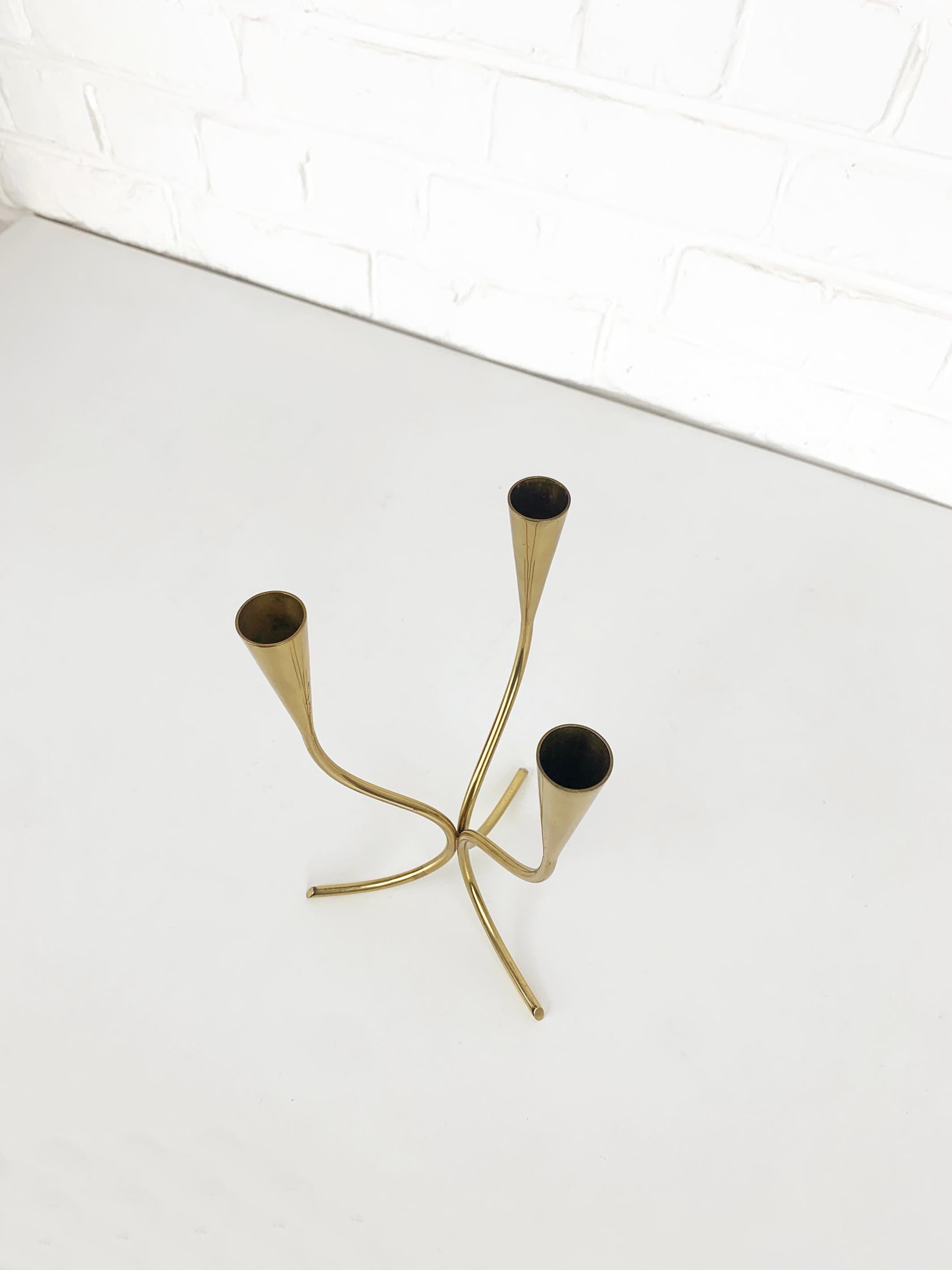 Candelabro scandinavo in ottone di Gunnar Ander per Ystad Metal, Svezia, anni '50 In condizioni buone in vendita a Vorst, BE