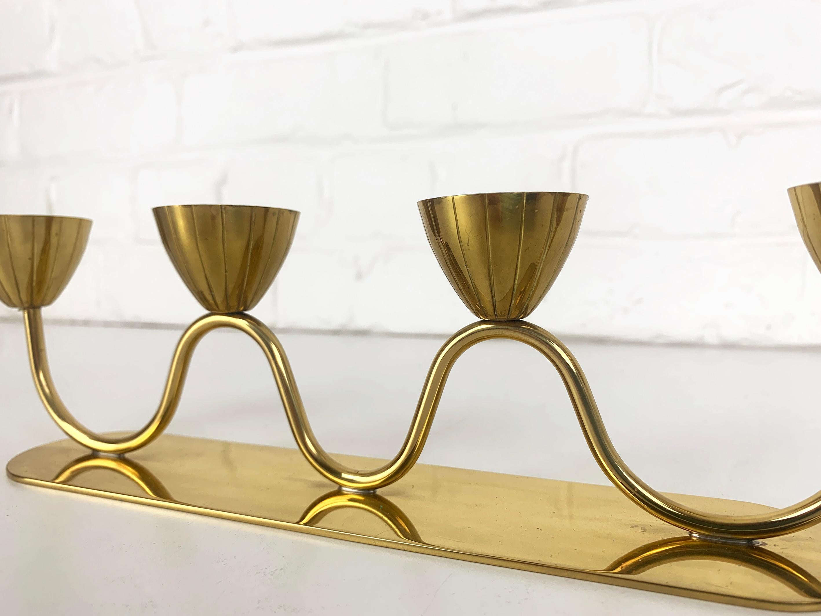 Ottone Candelabro scandinavo in ottone di Gunnar Ander per Ystad Metal, Svezia, anni '50 in vendita