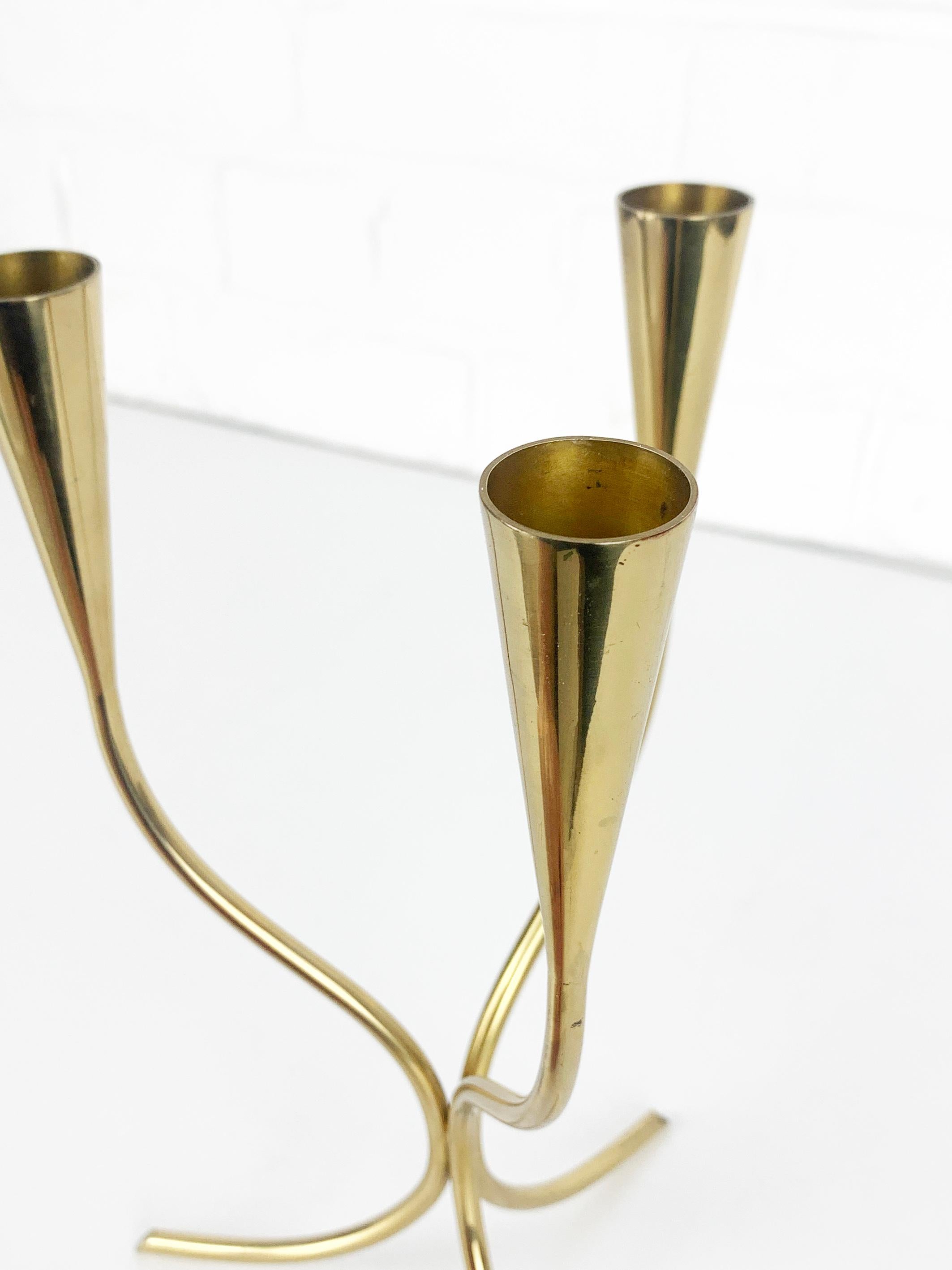 XX secolo Candelabro scandinavo in ottone di Gunnar Ander per Ystad Metal, Svezia, anni '50 in vendita