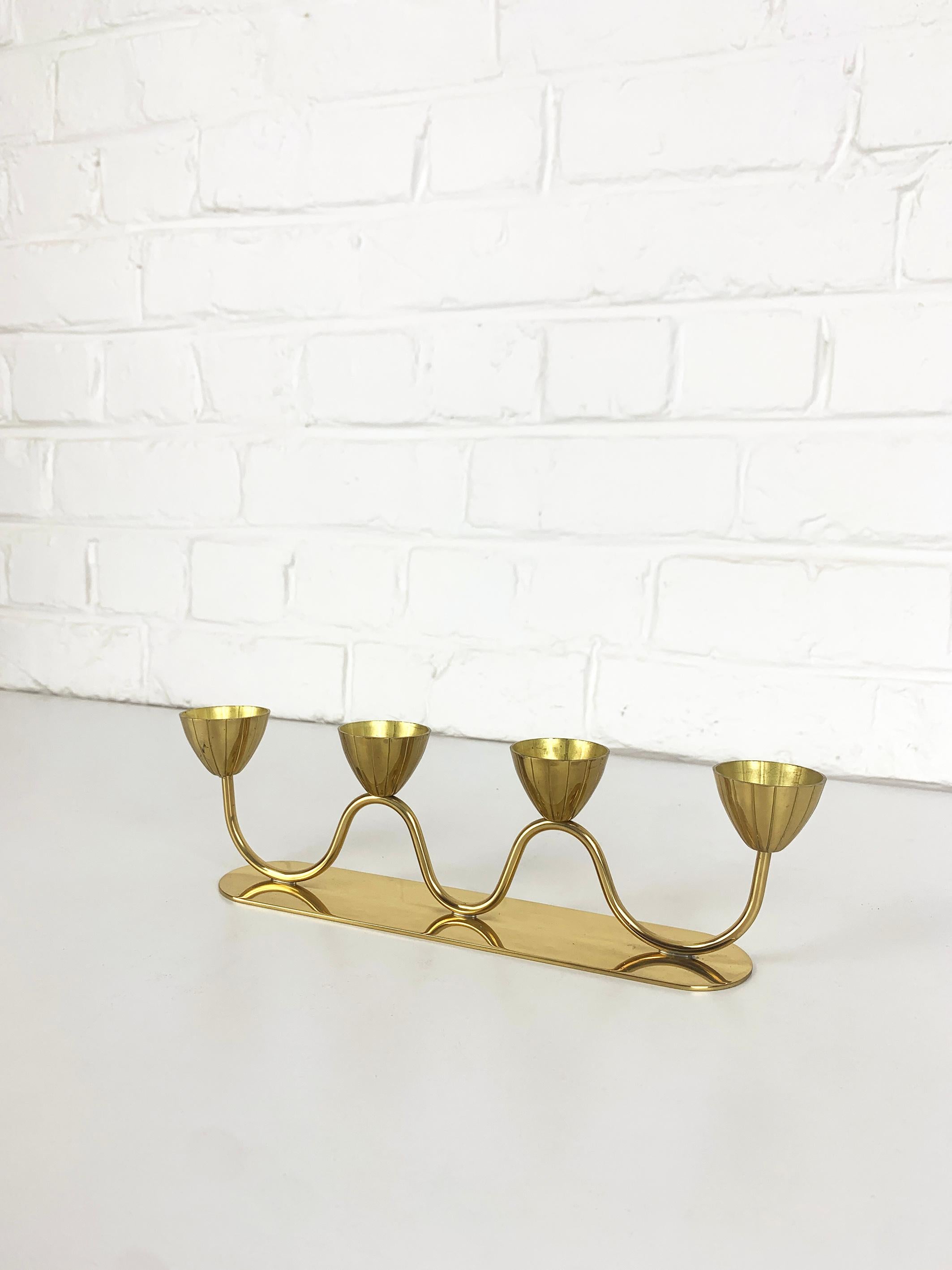 Candelabro scandinavo in ottone di Gunnar Ander per Ystad Metal, Svezia, anni '50 in vendita 1