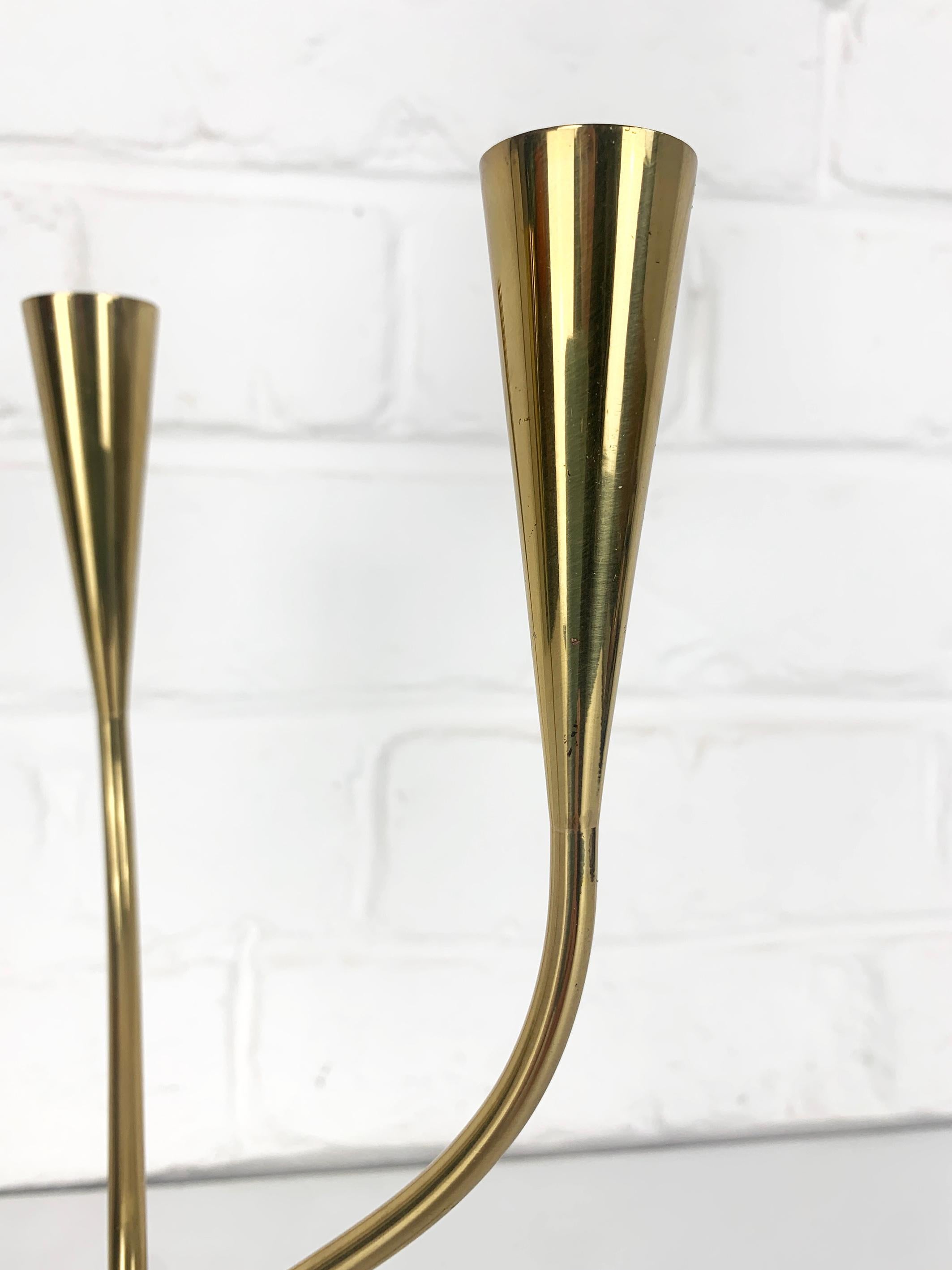 Ottone Candelabro scandinavo in ottone di Gunnar Ander per Ystad Metal, Svezia, anni '50 in vendita