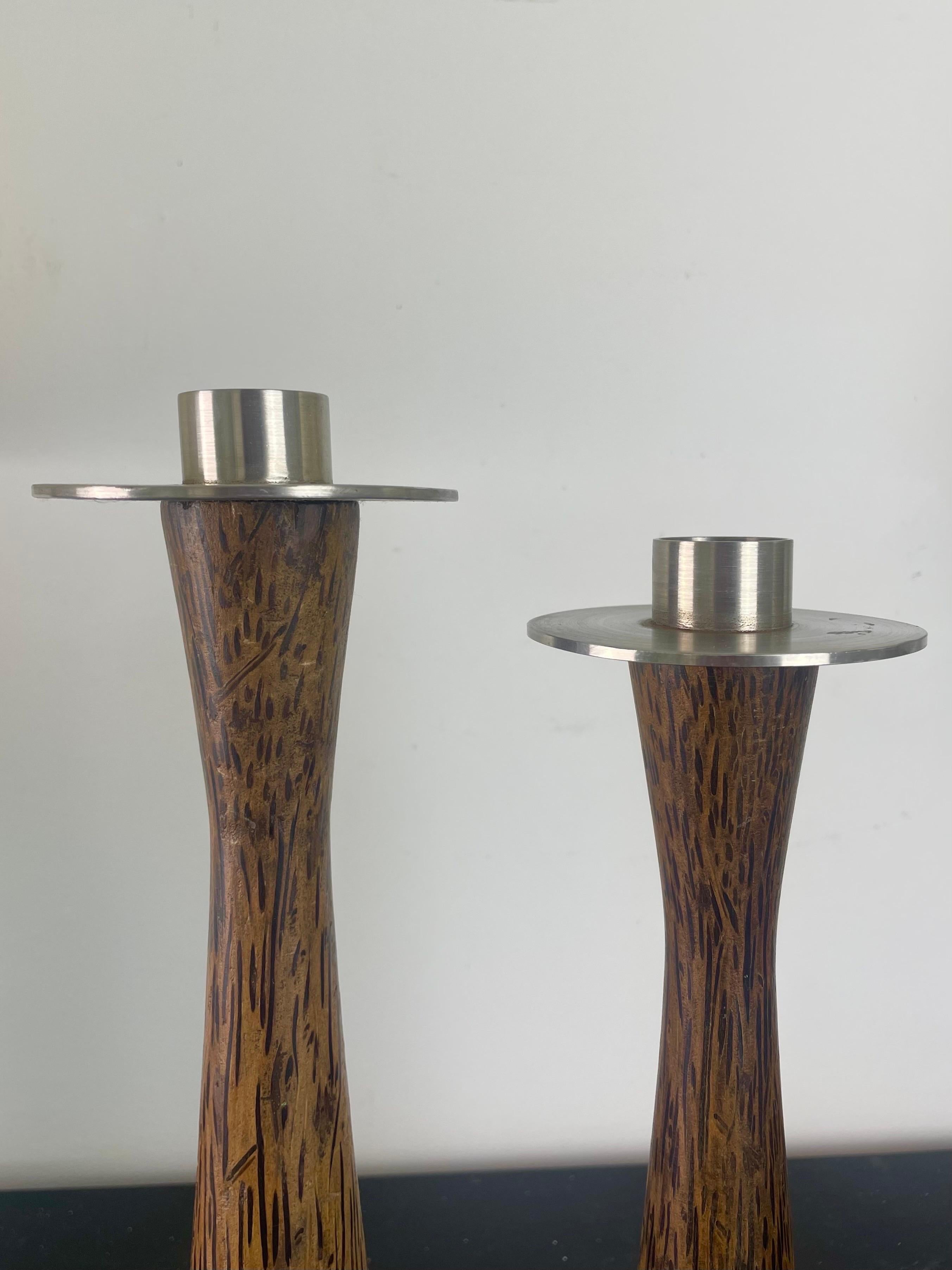 Scandinavian candlesticks in turned teak wood - Denmark or Sweden In Good Condition For Sale In Beuzevillette, FR