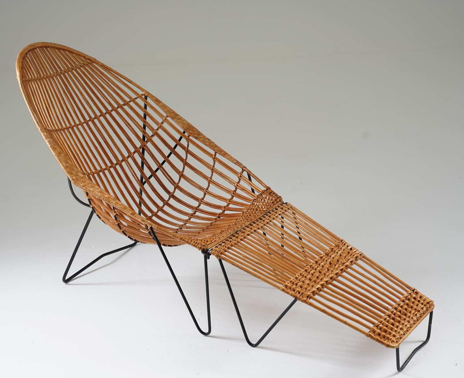 Rare chaise en métal et en rotin avec ottoman fabriquée en Scandinavie, années 1950. 
Avec sa construction de bonne facture et son design spectaculaire, cette chaise attire tous les regards dans n'importe quelle pièce. S'adapte parfaitement à une