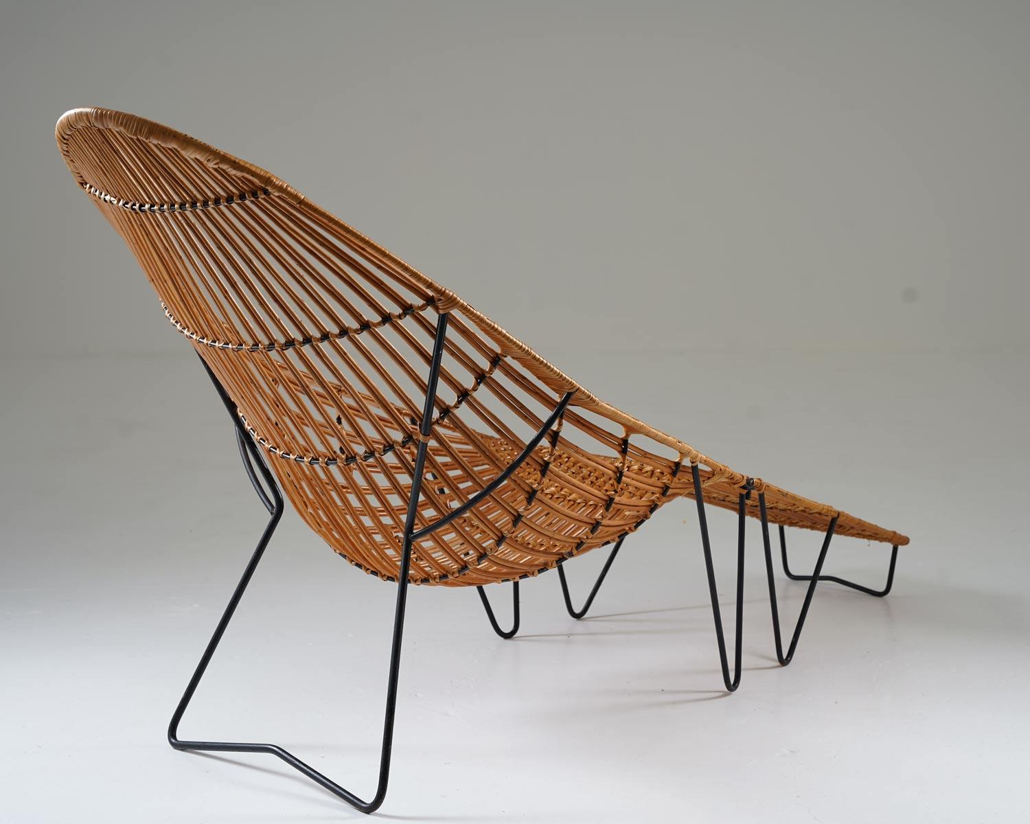 Chaise longue scandinave en canne et métal, années 1950 Bon état - En vente à Karlstad, SE