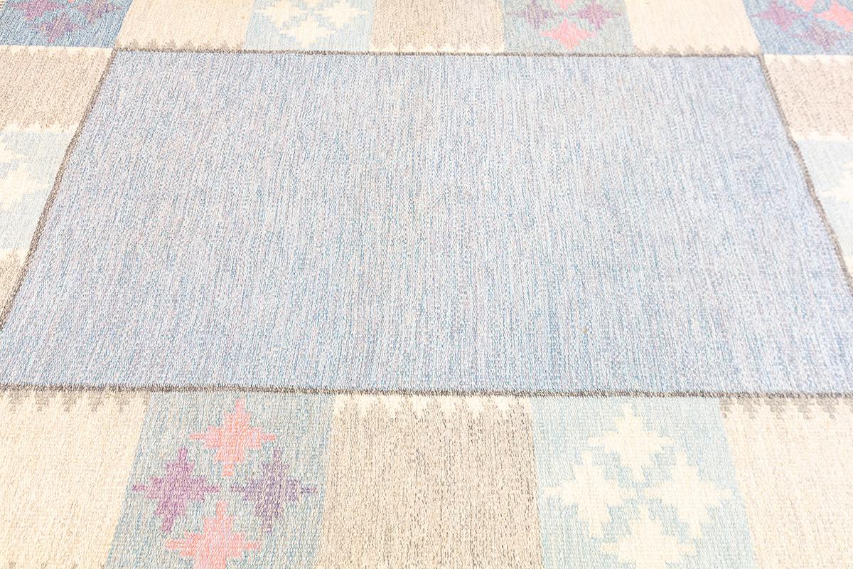 Scandinavian Carpet Minimalist Design Soft Color Palette In Good Condition For Sale In Ferrara, IT