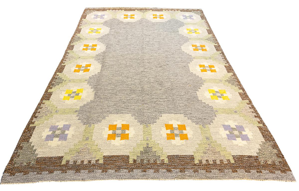 Bringen Sie einen Hauch von skandinavischem Stil in Ihr Zuhause mit dem klassischen schwedischen Rollakan-Teppich! Das schlichte, aber stilvolle Design wird mit traditionellen Flachwebetechniken hergestellt, die es unglaublich haltbar machen. Das