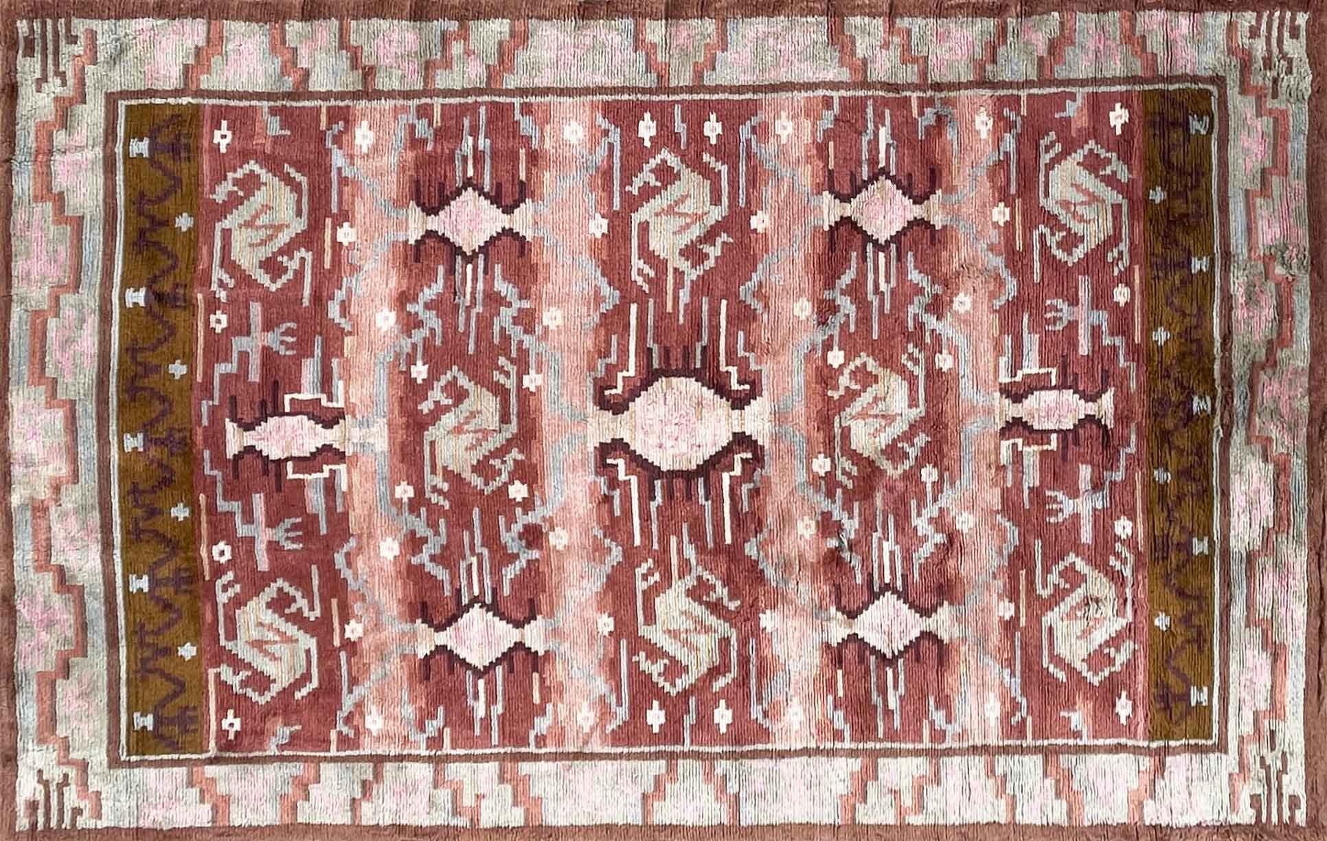 Wir präsentieren einen atemberaubenden skandinavischen Vintage-Teppich aus der Mitte des zwanzigsten Jahrhunderts mit einer beeindruckenden Größe von 6'7