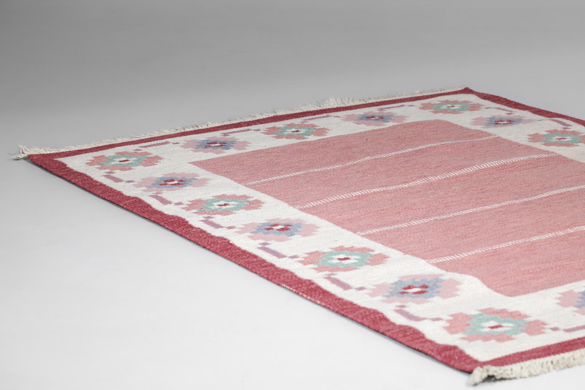 Sehr großer skandinavischer Teppich aus den 60er Jahren. Flachgewebetechnik (Rillakan), Wolle auf Leinen. Traditionelle geometrische Muster in den Farben Rosa, Weiß und Blau. Handgewebt in Schweden in den 50er und 60er Jahren. Ausgezeichneter