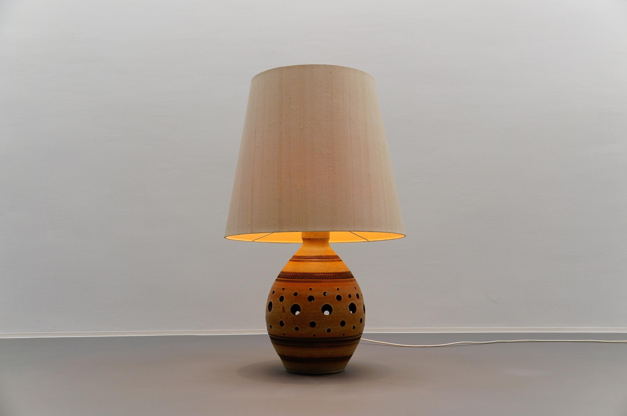 Scandinavian Ceramic Table Lamp, 1960s

The lamp need 1 x E27 / E26 Edison screw fit bulb, is wired, in working condition and runs both on 110 / 230 volt.



