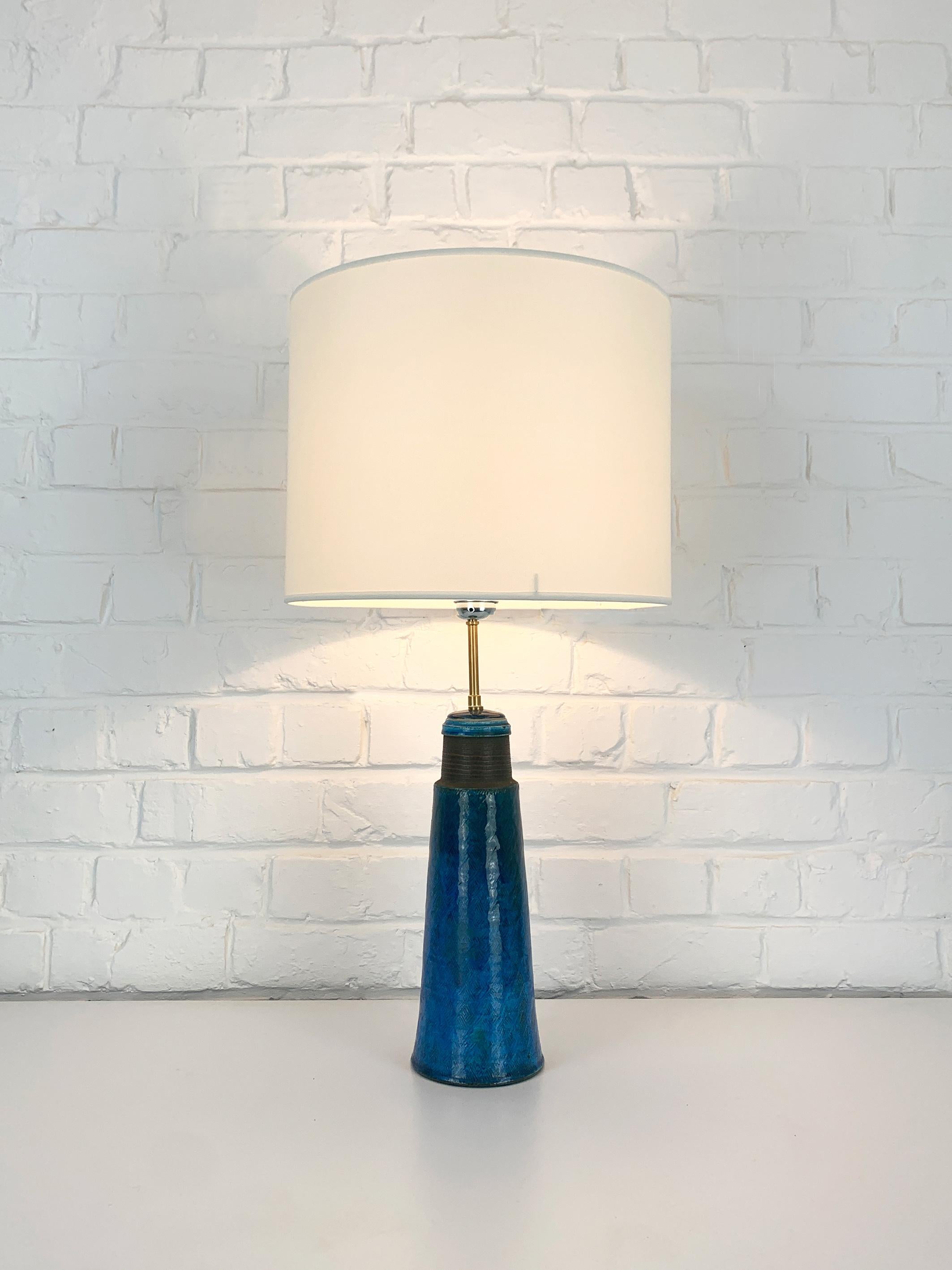 Blue glazed stoneware table lamp designed by Nils Kähler in the 1960s. Manufactured by the workshop of Herman A. Kähler Ceramic (HAK) in the town of Naestved in southern Denmark.
Nils Kähler was the fourth generation of the Kähler family actif in