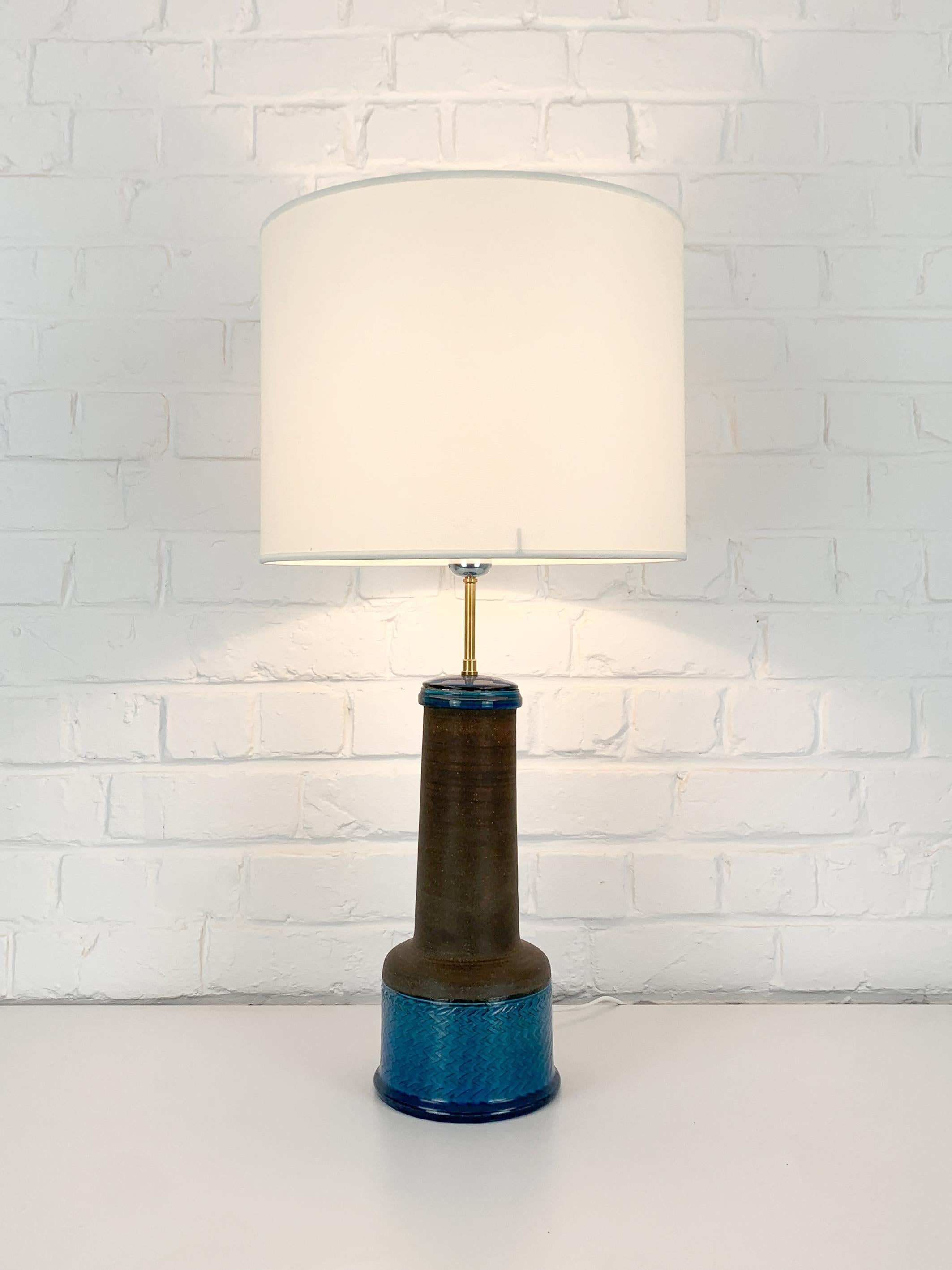 Blue glazed stoneware table lamp designed by Nils Kähler in the 1960s. Manufactured by the workshop of Herman A. Kähler Ceramic (HAK) in the town of Naestved in southern Denmark.
Nils Kähler was the fourth generation of the Kähler family actif in