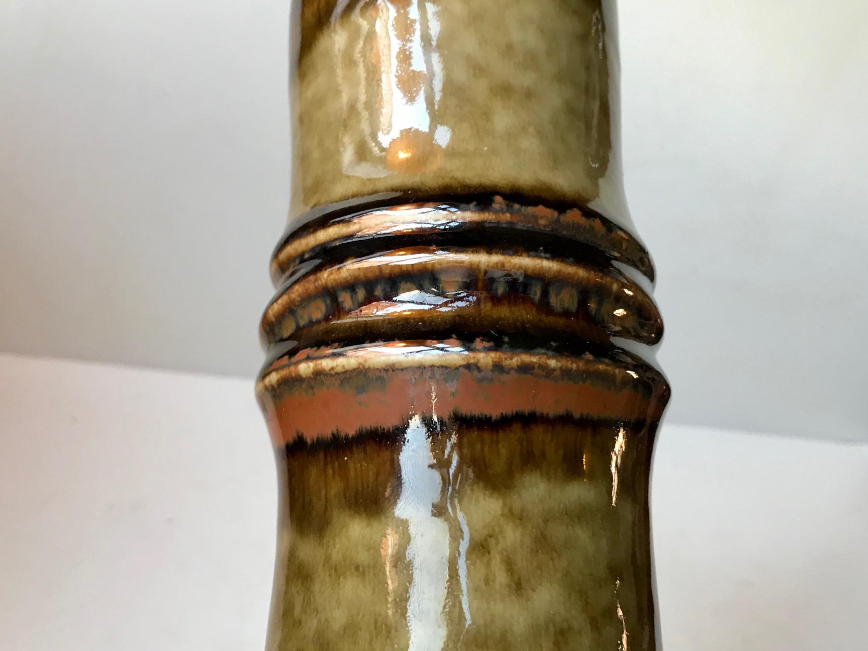 Vase cylindrique en céramique du milieu du siècle appelé bambou. Il a été conçu par le céramiste suédois Olle Alberius (OA) et fabriqué au Studio Rörstrand en Suède au milieu et à la fin des années 1960. Il présente une glaçure très brillante dans
