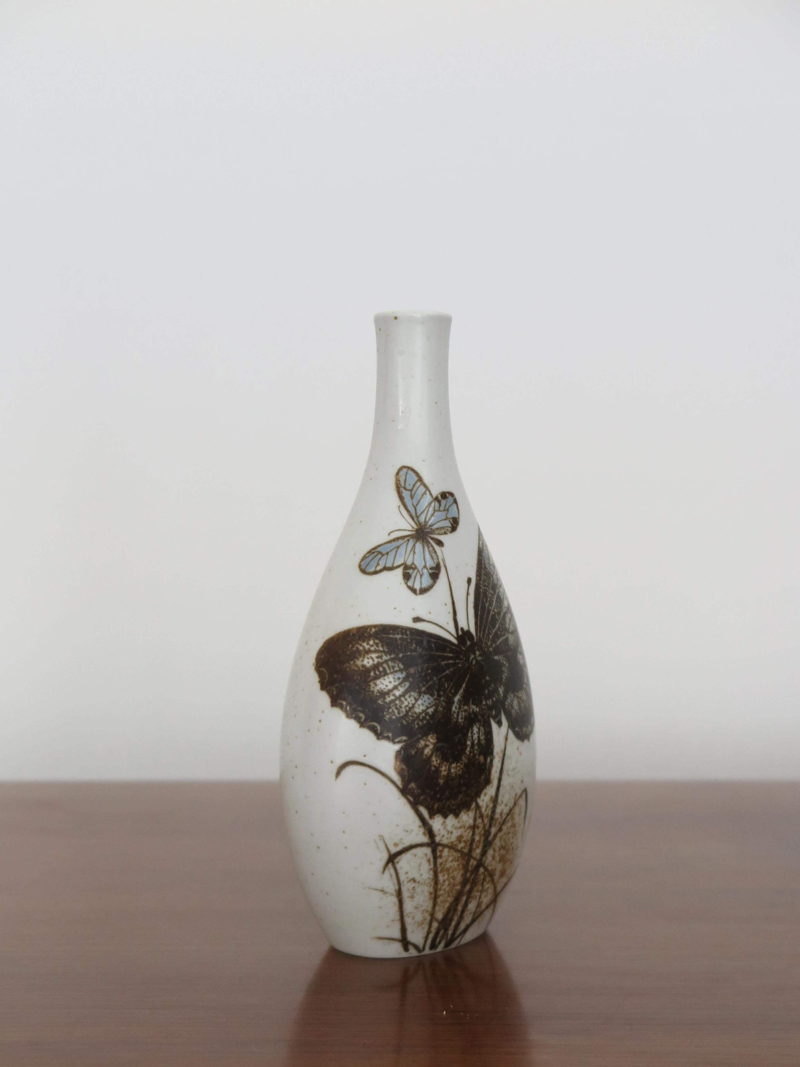 Vaso in ceramica scandinava disegnato da Nils Thorsson e prodotto da Royal Copenhagen negli anni '60.
Firma del produttore sotto la base.