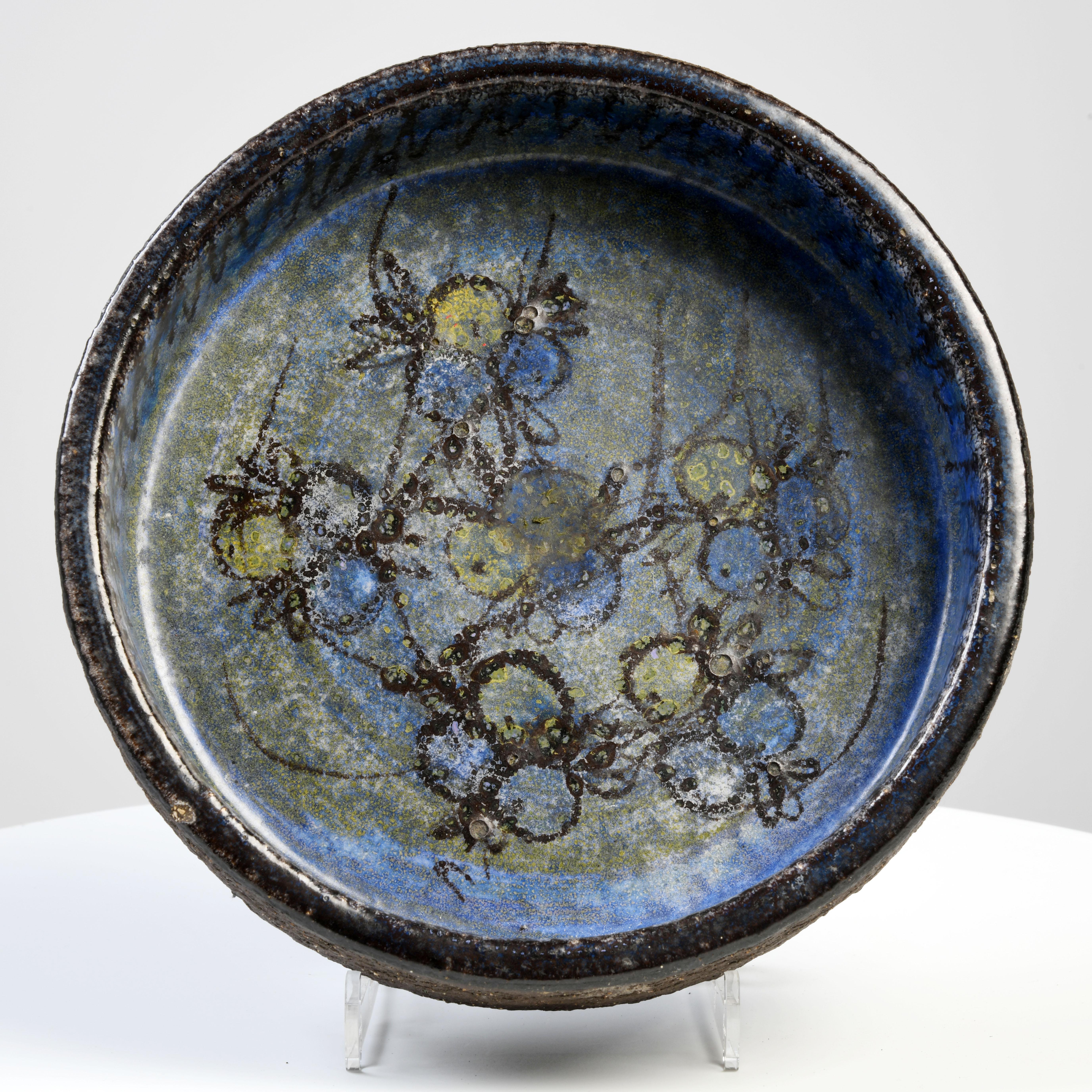 Stoneware dish glazed by the Bangholm workshop in the 1960s. One side is glazed, the other is left unglazed, with beautiful material effects. Note a very small chip, see detail photo.
Diam: 25cm H: 6.5cm
Bangholm Pottery was founded in 1948 in