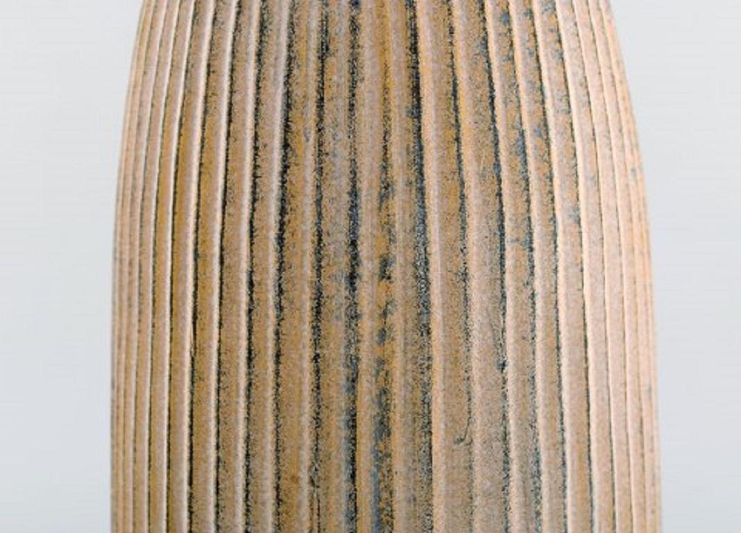 Skandinavische Keramikerin, große Vase aus glasierter Keramik mit gewölbtem Korpus im Angebot 1