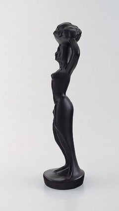 Ceramista escandinavo, Escultura en cerámica esmaltada negra, Mujer llevando cesta