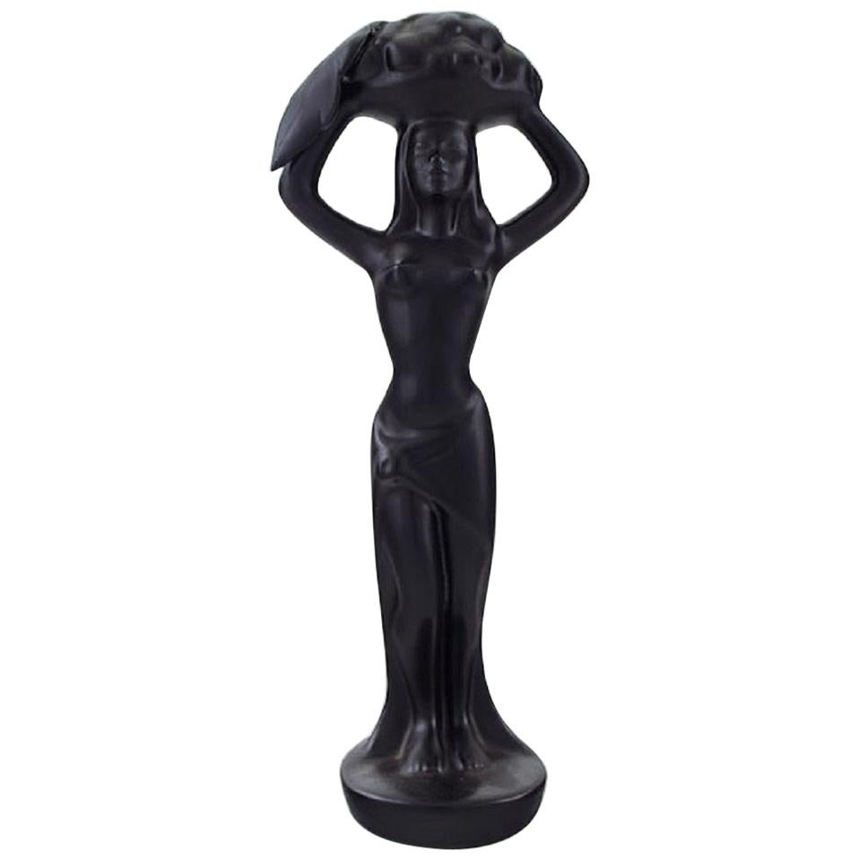 Skandinavischer Keramiker:: Skulptur aus schwarz glasierter Keramik:: Frau trägt Korb