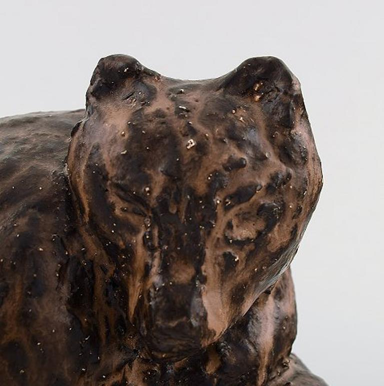 Scandinave moderne Céramiste scandinave, figure unique d'ours brun en grès émaillé en vente