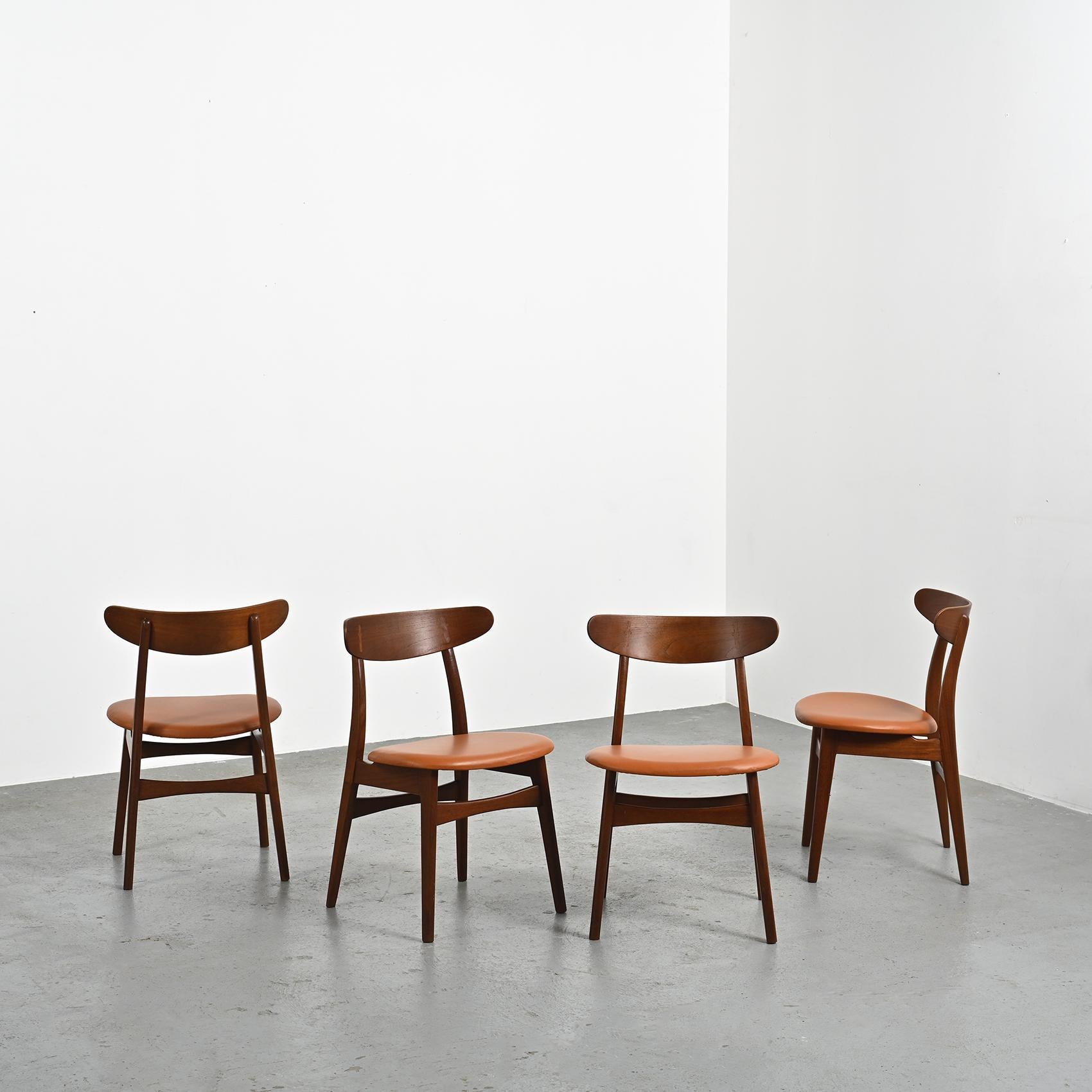 A suite of four CH-30 chairs, designed in 1954 by the renowned Danish designer Hans Wegner, epitomizes the timeless essence of Danish design.

This vintage edition elegantly marries elegance and functionality with its curved ergonomic backrest. The