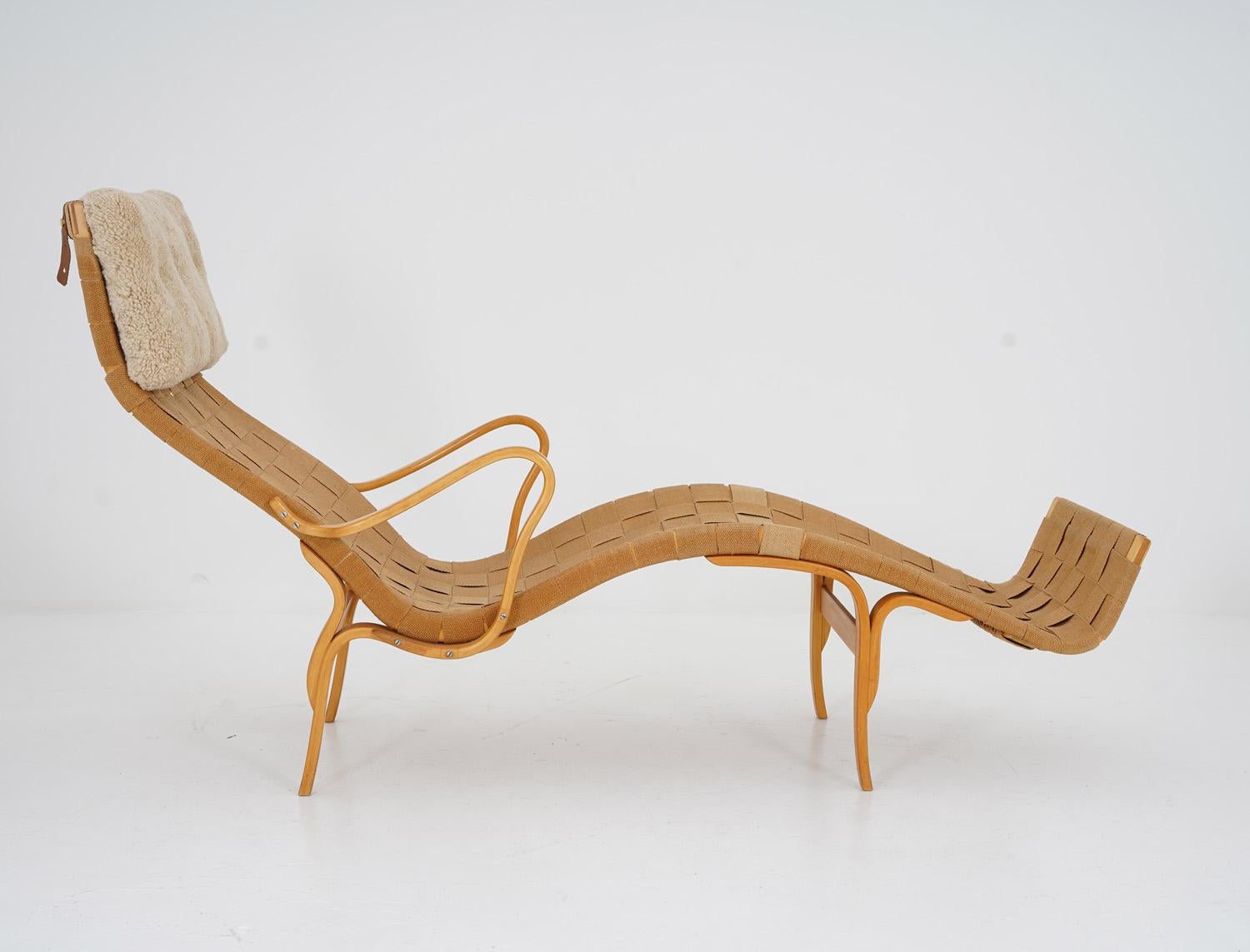 Magnifique chaise longue Pernilla 3, conçue par Bruno Mathsson pour Karl Andersson & Söner, Suède.
Condit : Bon état d'origine avec une légère patine. Les sangles sont intactes et toutes les pièces sont d'origine à l'exception de l'oreiller qui est
