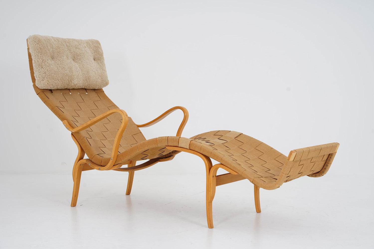 scandinavian chaise lounge