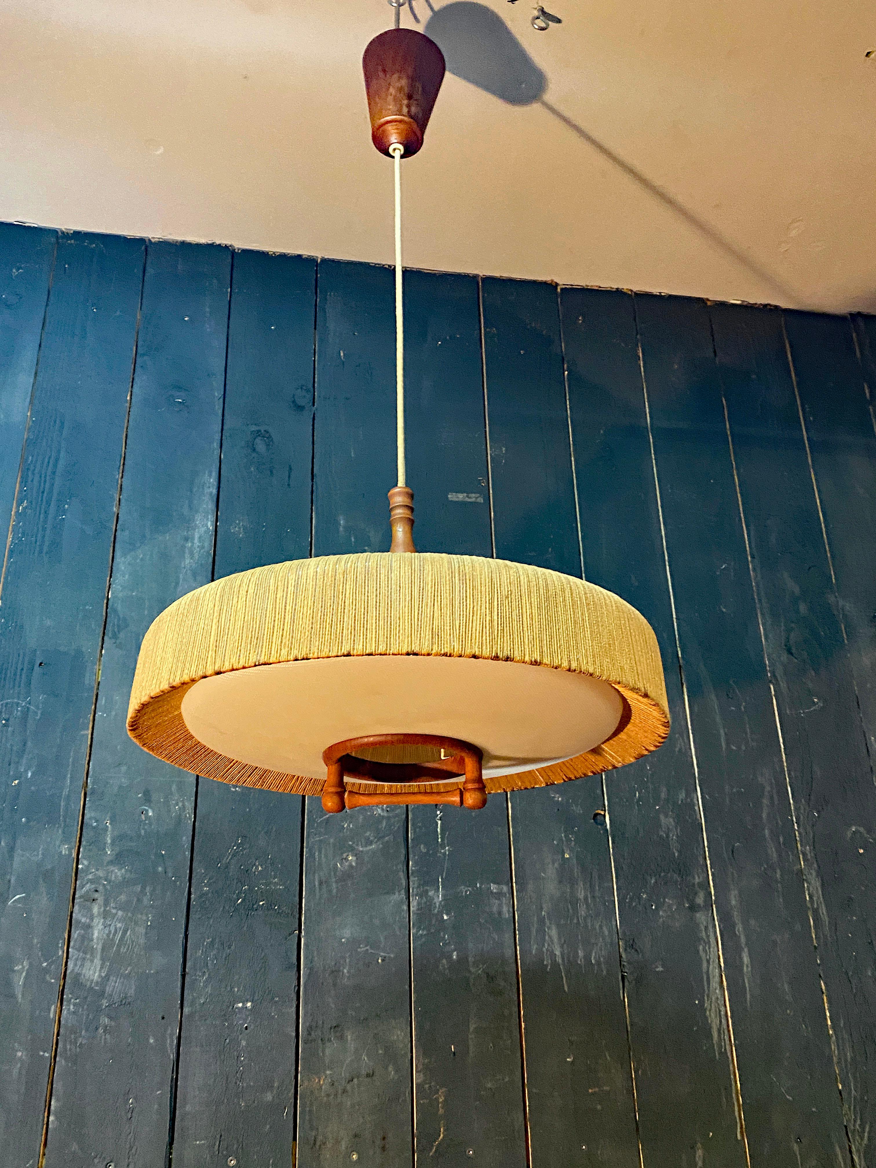 Scandinavian chandelier, rises and falls, in teak and rope circa 1960
height adjustable up to 59