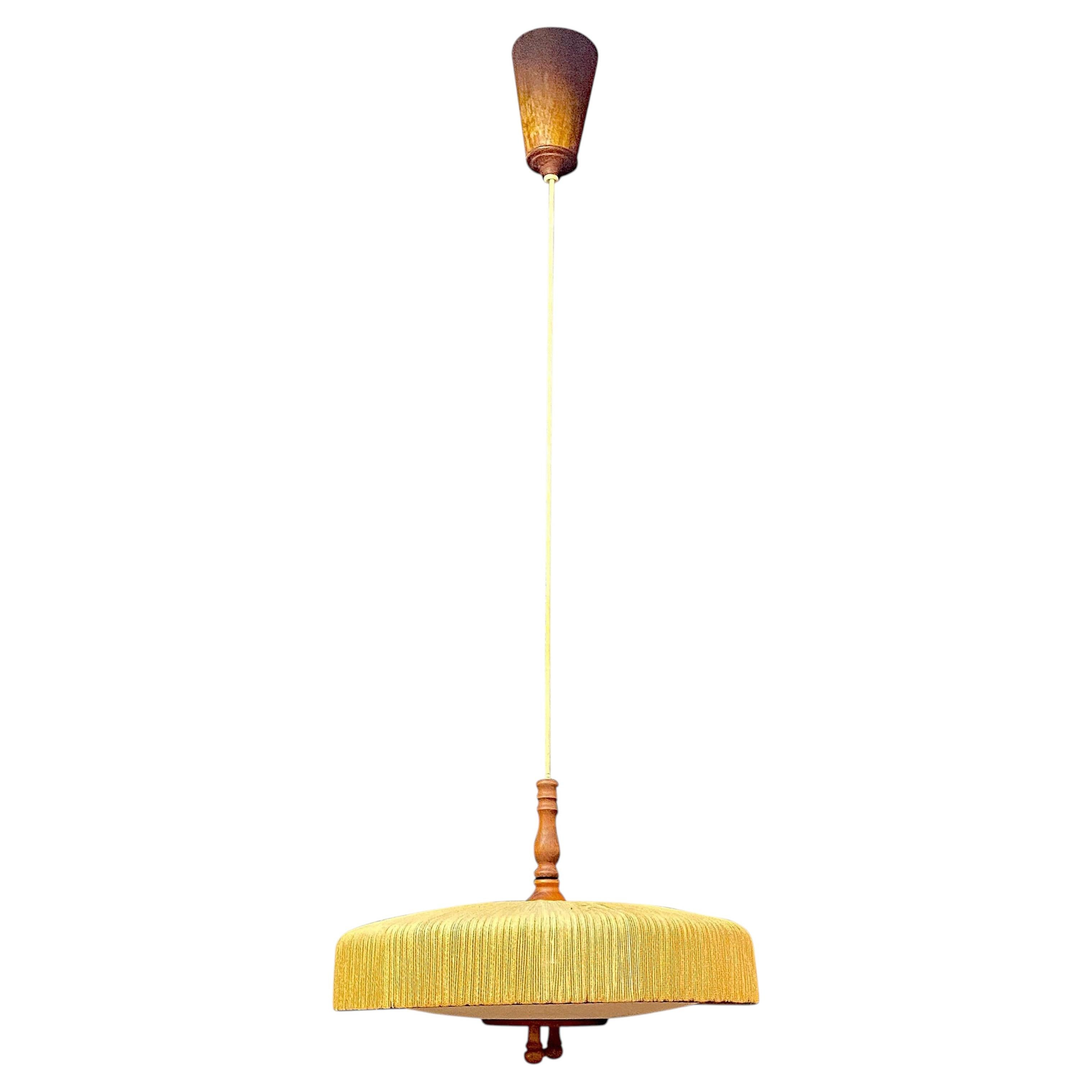Lampadario scandinavo, con bracci che si alzano e si abbassano, in teak e corda, CIRCA 1960 in vendita