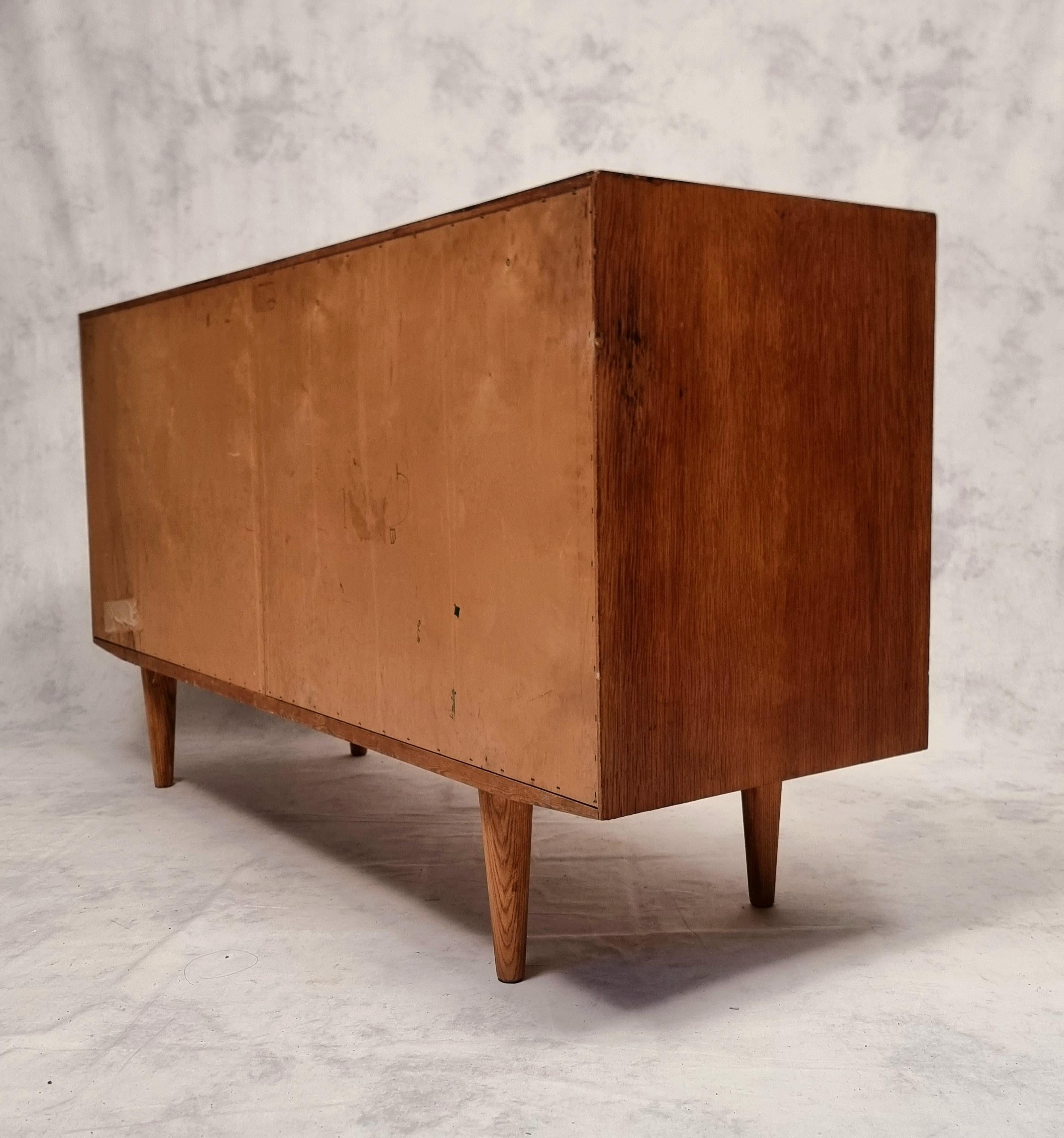 Mid-20th Century Scandinavian Chest Of Drawers By Carlo Jensen - Hundevad & Co. - Oak - Ca 1960 For Sale
