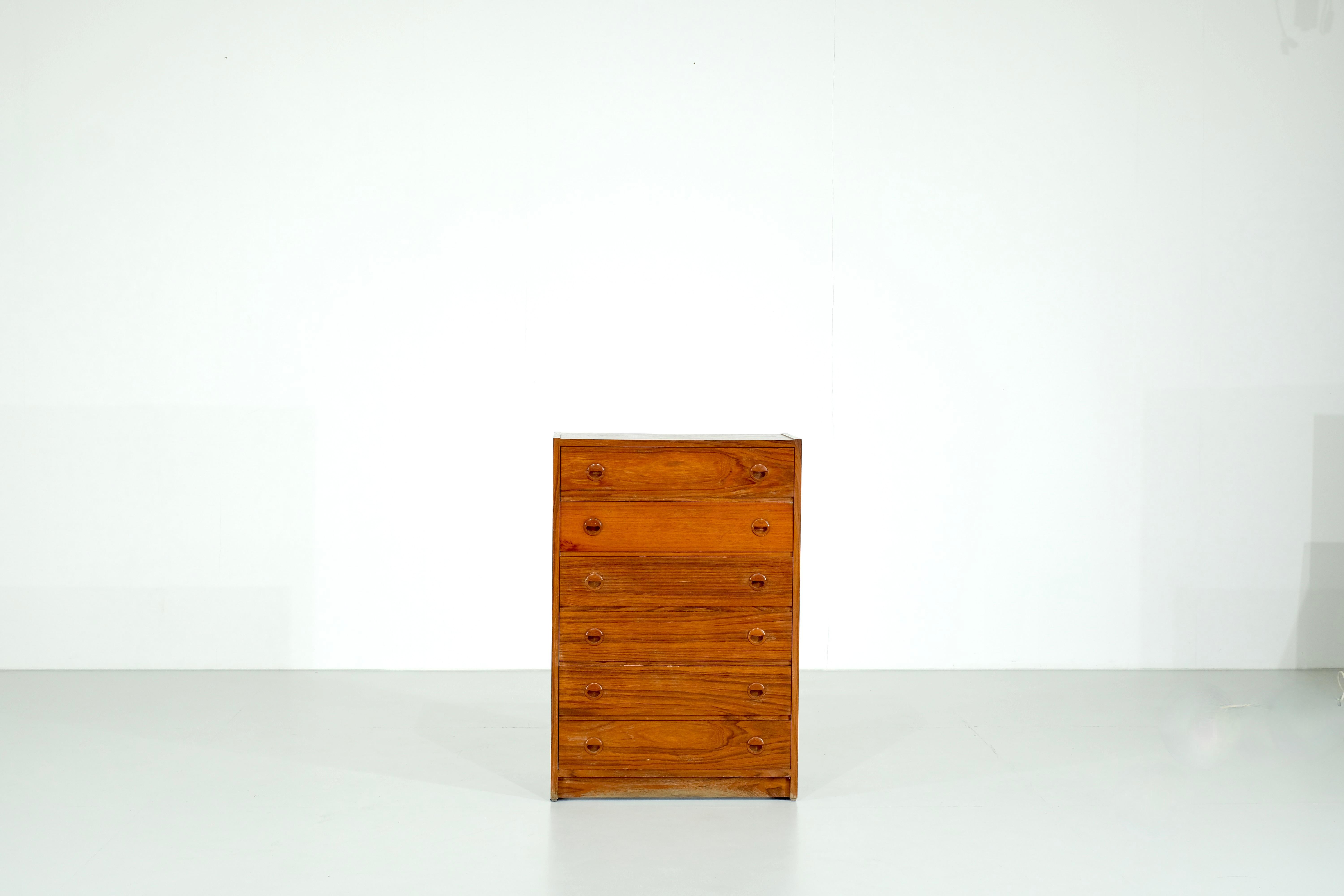 Magnifica cassettiera scandinava in teak progettata negli anni '60.

Dispone di sei cassetti delle stesse dimensioni.
Sarebbe perfetto per una camera da letto o un soggiorno.

La caratteristica unica di questo mobile sta nelle sue magnifiche