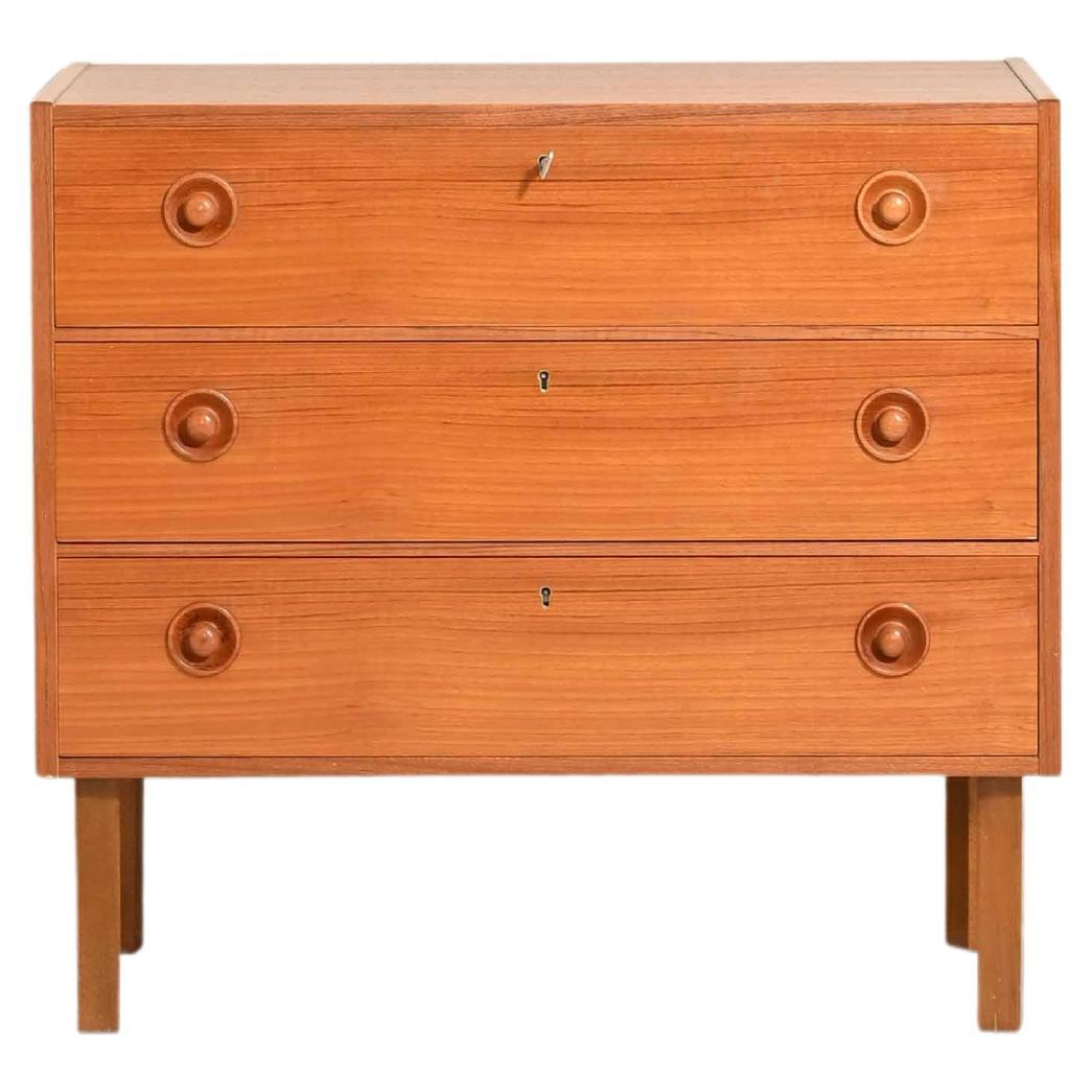 Scandinavian chest of drawers with wooden knobs