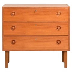 Scandinavian chest of drawers with wooden knobs