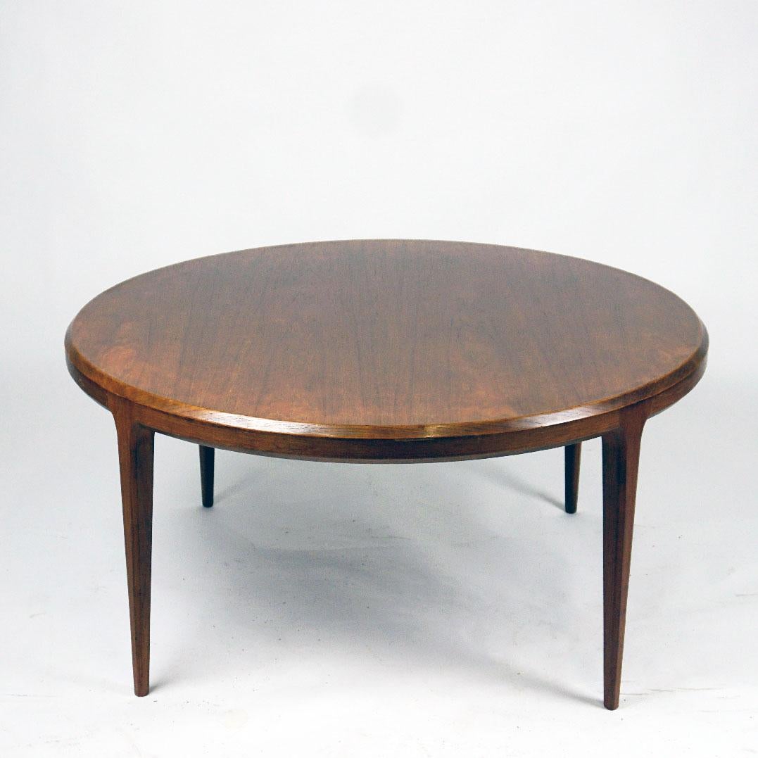 Scandinavian Circular Rosewood Coffee Table by Johannes Andersen In Good Condition For Sale In Vienna, AT