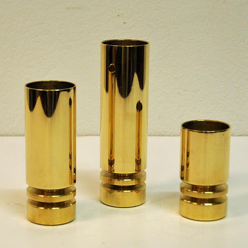 Three vey Classic and stylish brass cylinder shaped candlesticks for tealights. All have same diameter but are in different heights of 15 cm, 12 cm and 8.5 cm. 4 cm in diameter on all. The candleholders has a green soft padding underneath to avoid