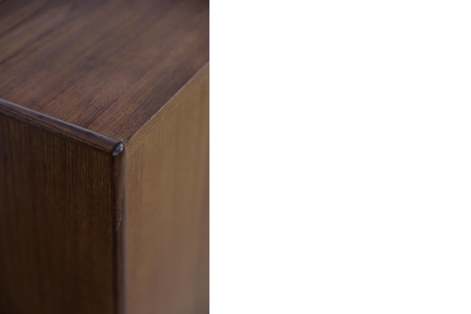 Credenza alta in legno di teak classica scandinava moderna vintage con cassetti, anni '60 in vendita 3