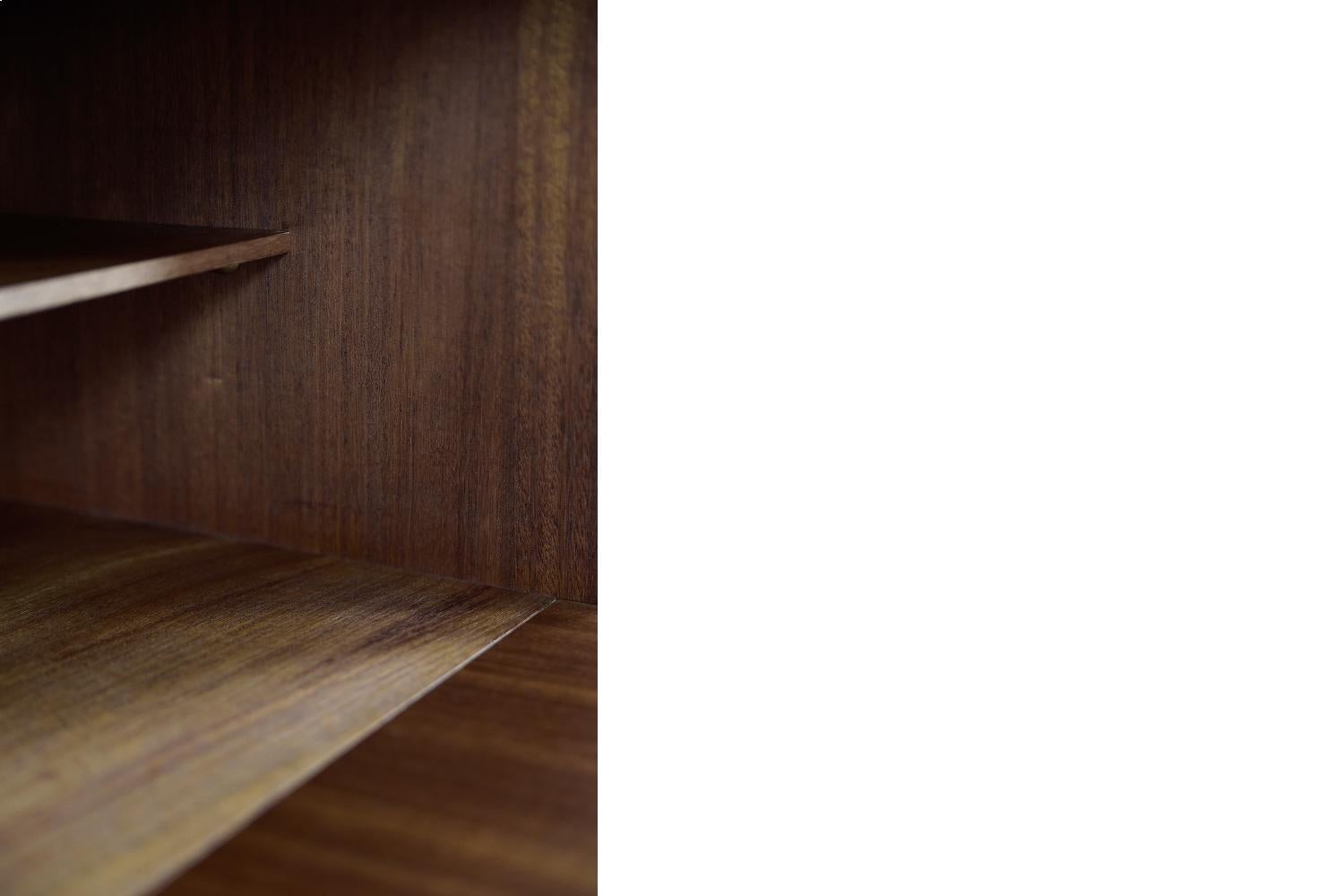 Credenza alta in legno di teak classica scandinava moderna vintage con cassetti, anni '60 in vendita 4