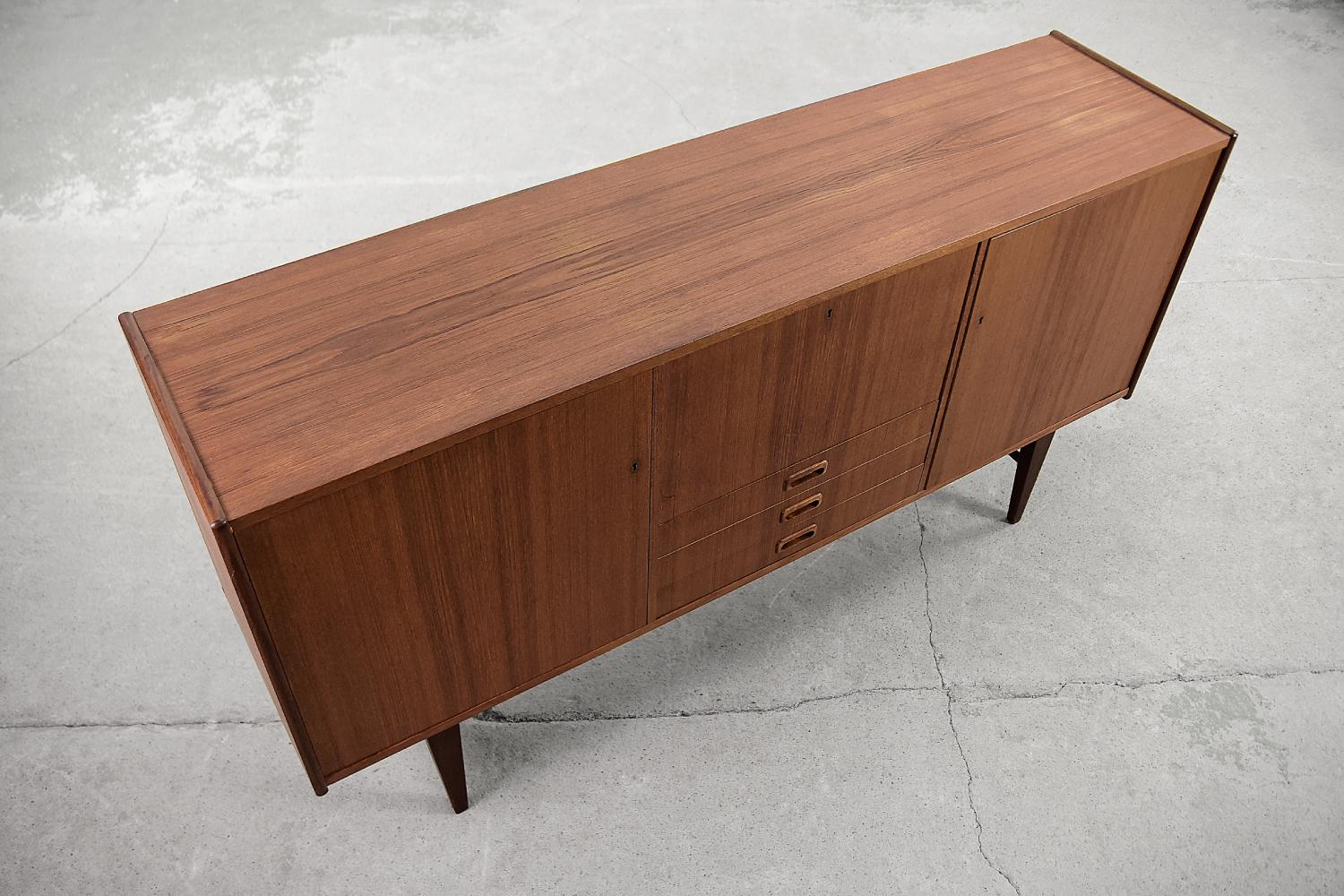Credenza alta in legno di teak classica scandinava moderna vintage con cassetti, anni '60 in vendita 5