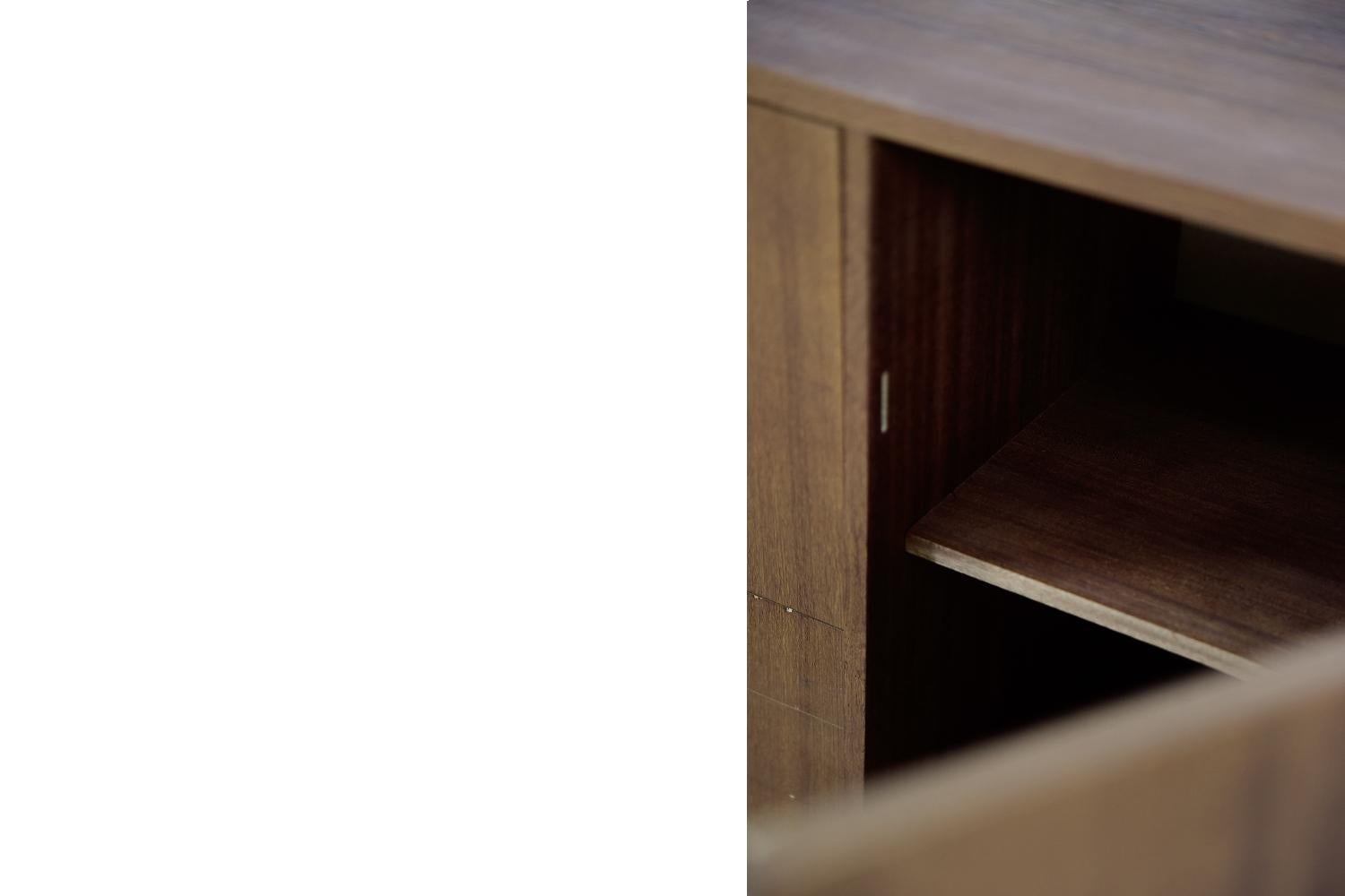 Credenza alta in legno di teak classica scandinava moderna vintage con cassetti, anni '60 in vendita 6
