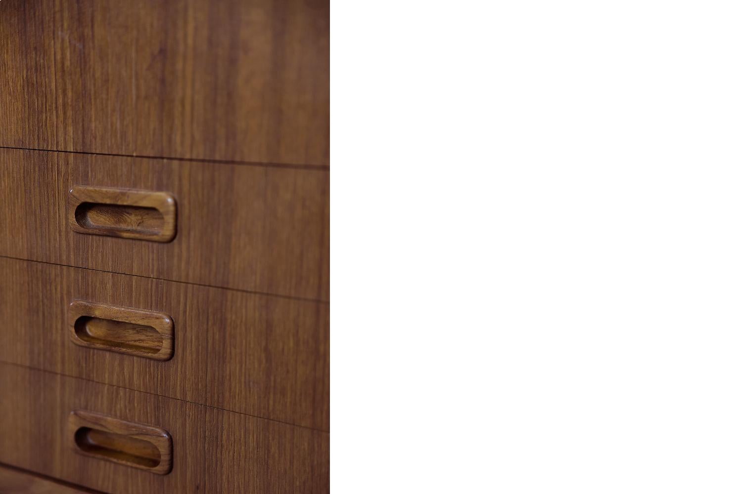 Metà XX secolo Credenza alta in legno di teak classica scandinava moderna vintage con cassetti, anni '60 in vendita