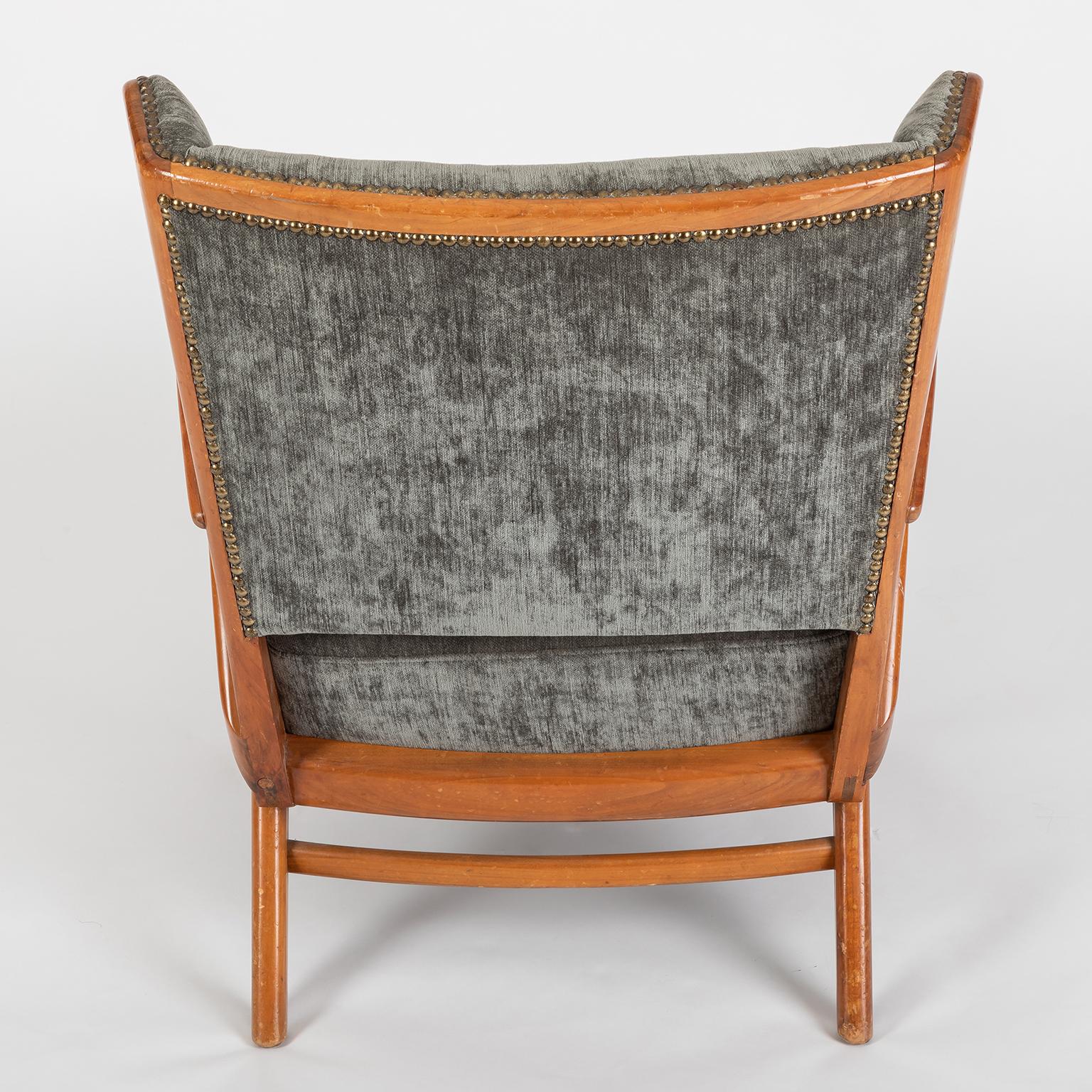 Mid-Century Scandinavian Club Armchair in hardwood and grey fabric, 1970 For Sale 3