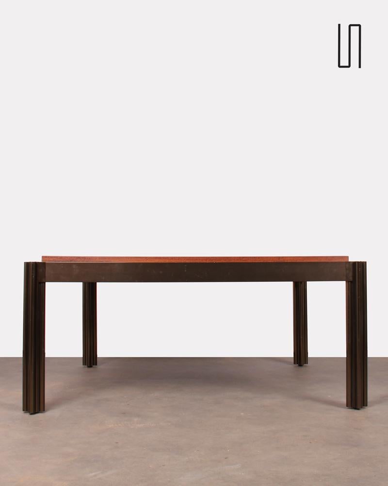 Table basse scandinave de Gorm Lindum et Rolf Middelboe des années 1970 pour le fabricant Tranekaer Furniture. La structure est en métal et le plateau est constitué de 1600 cubes de bois assemblés. Cette pièce est en très bon état vintage. Le