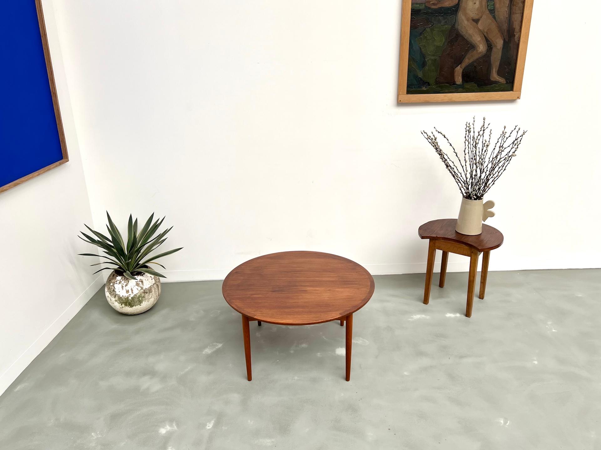 Scandinavian Coffee Table by Mobelintersia – Circa 1960 (Skandinavische Moderne) im Angebot
