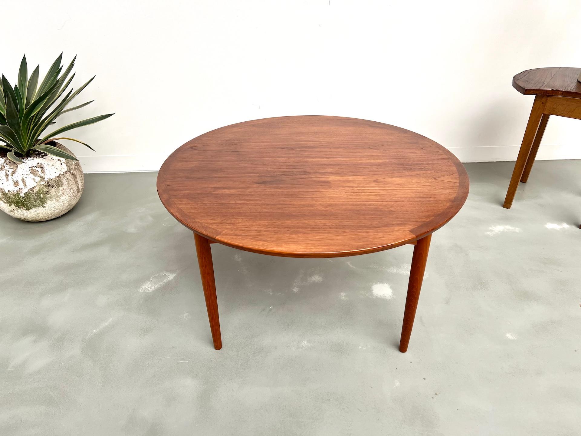 Scandinavian Coffee Table by Mobelintersia – Circa 1960 (Dänisch) im Angebot