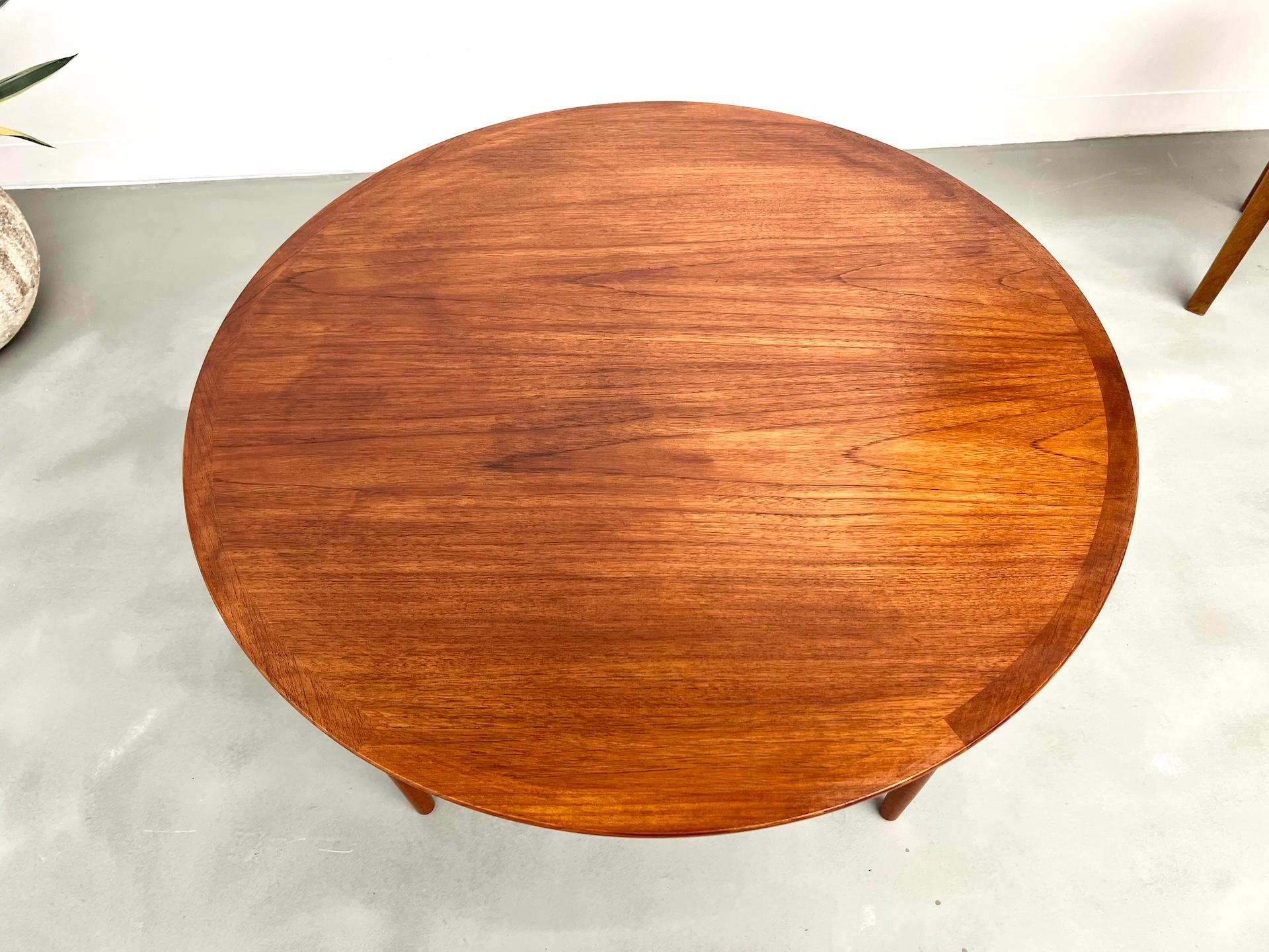 Scandinavian Coffee Table by Mobelintersia – Circa 1960 im Zustand „Gut“ im Angebot in LYON, FR