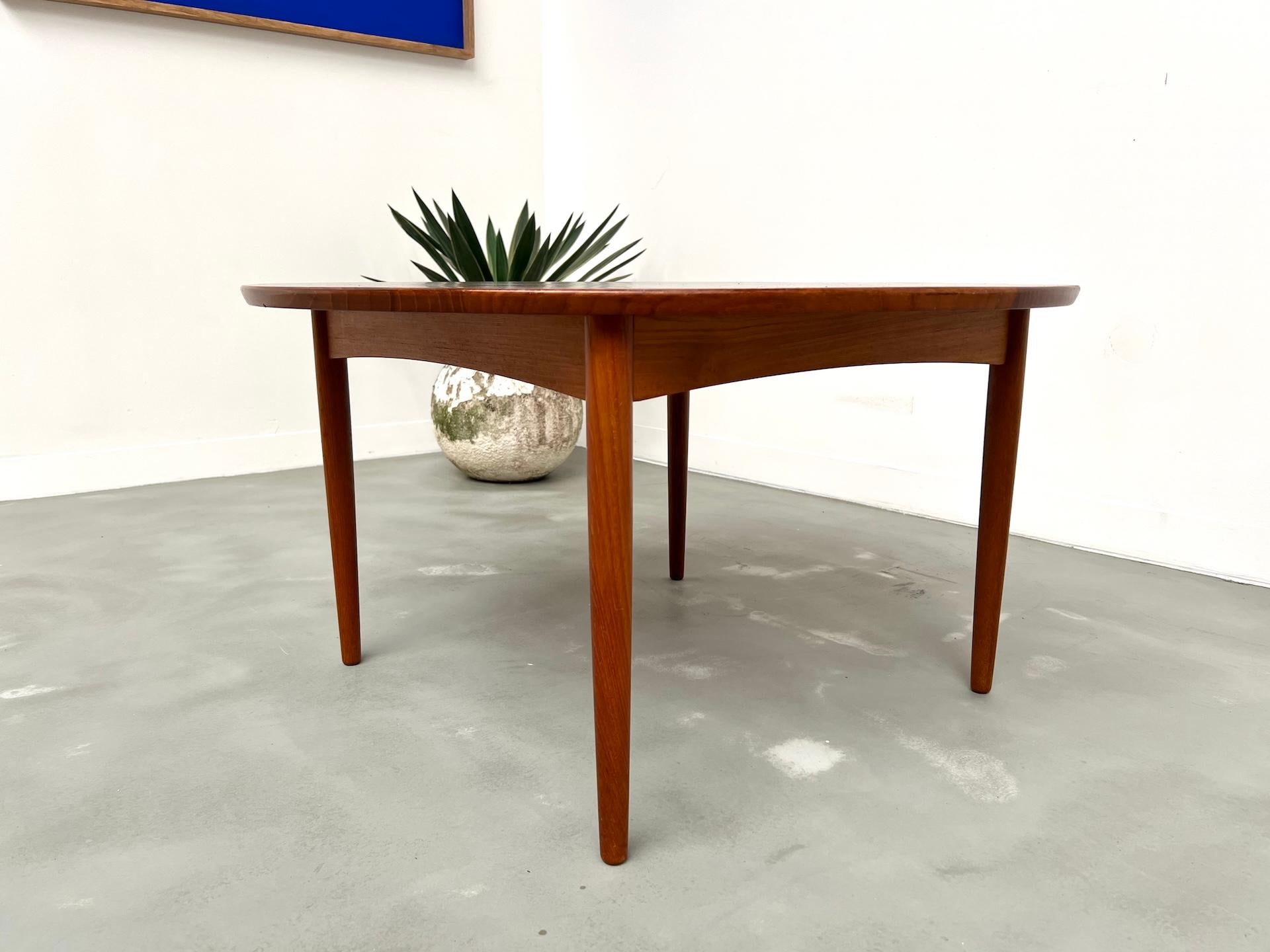 Scandinavian Coffee Table by Mobelintersia – Circa 1960 (Teakholz) im Angebot